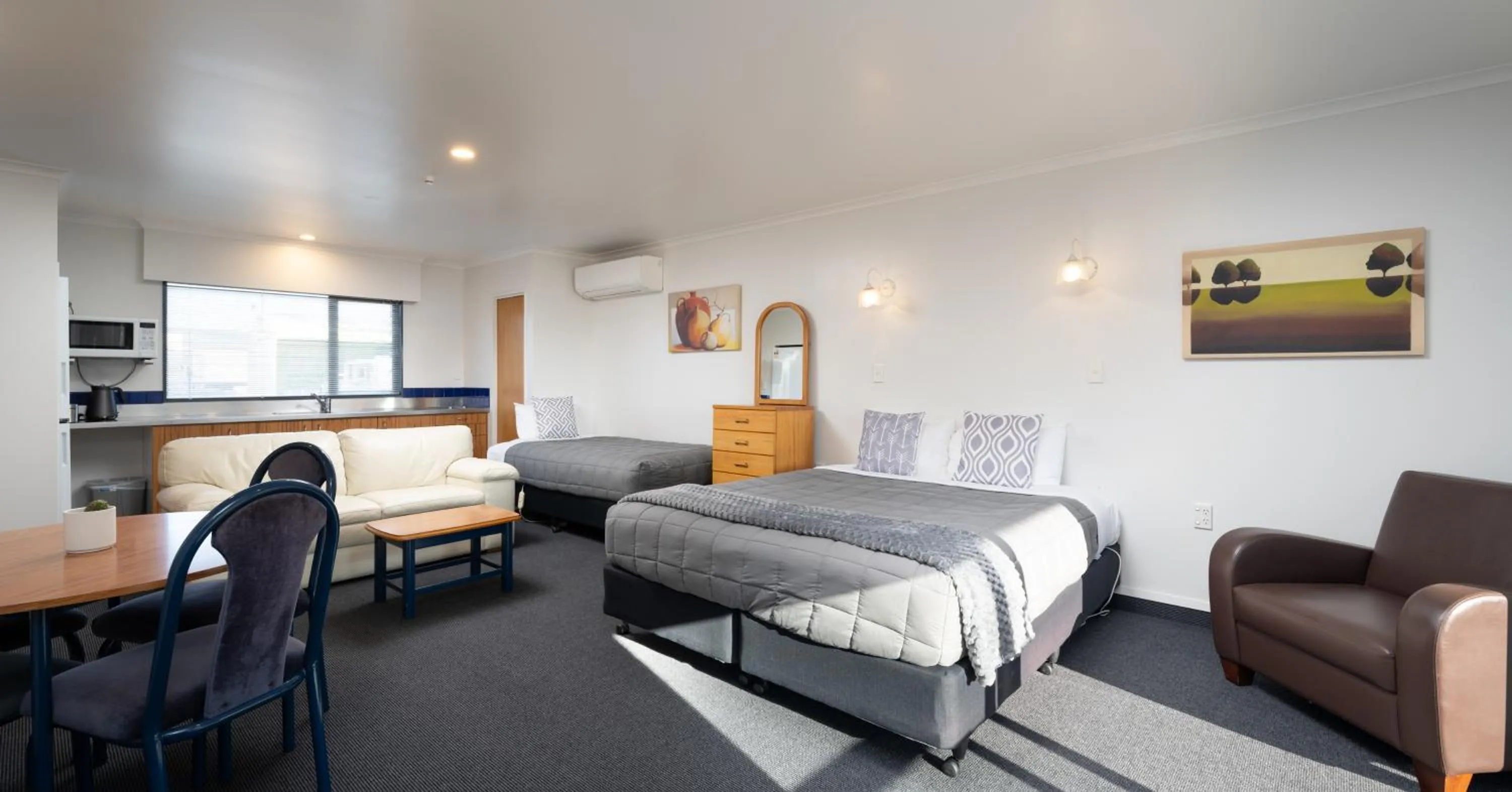 Living room in Grove Park Motor Lodge