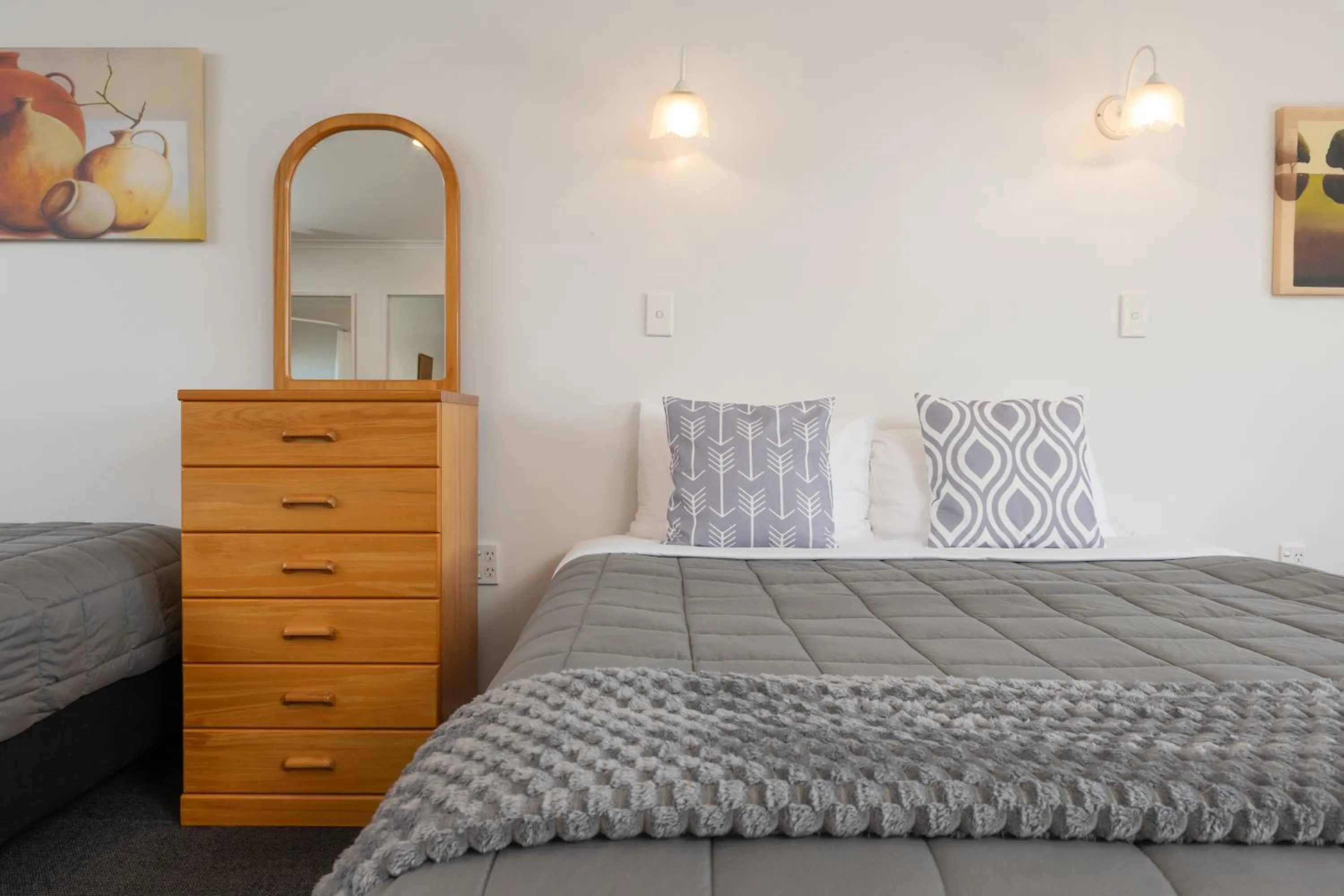 Bed in Grove Park Motor Lodge