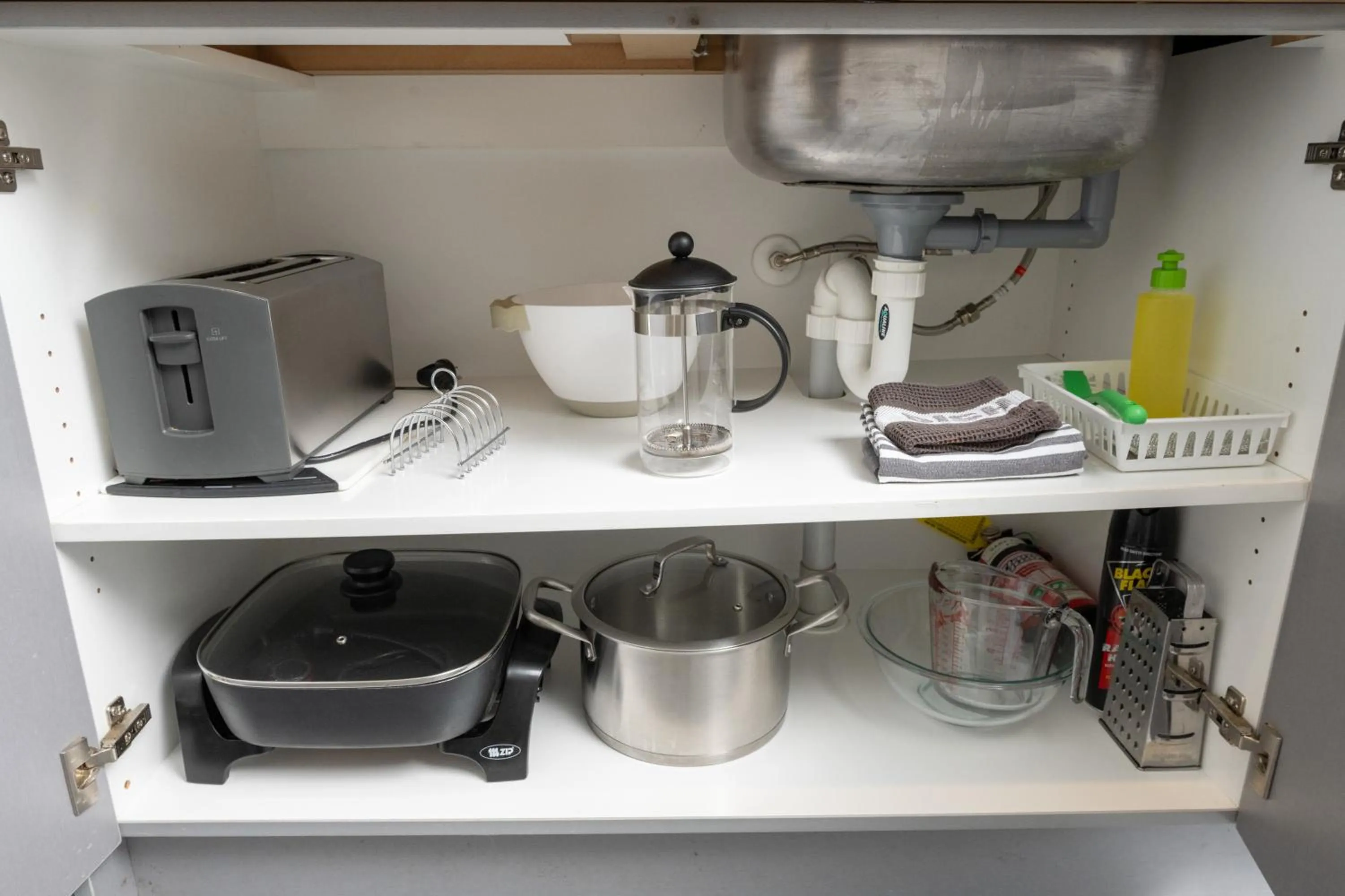 Kitchen or kitchenette in Grove Park Motor Lodge