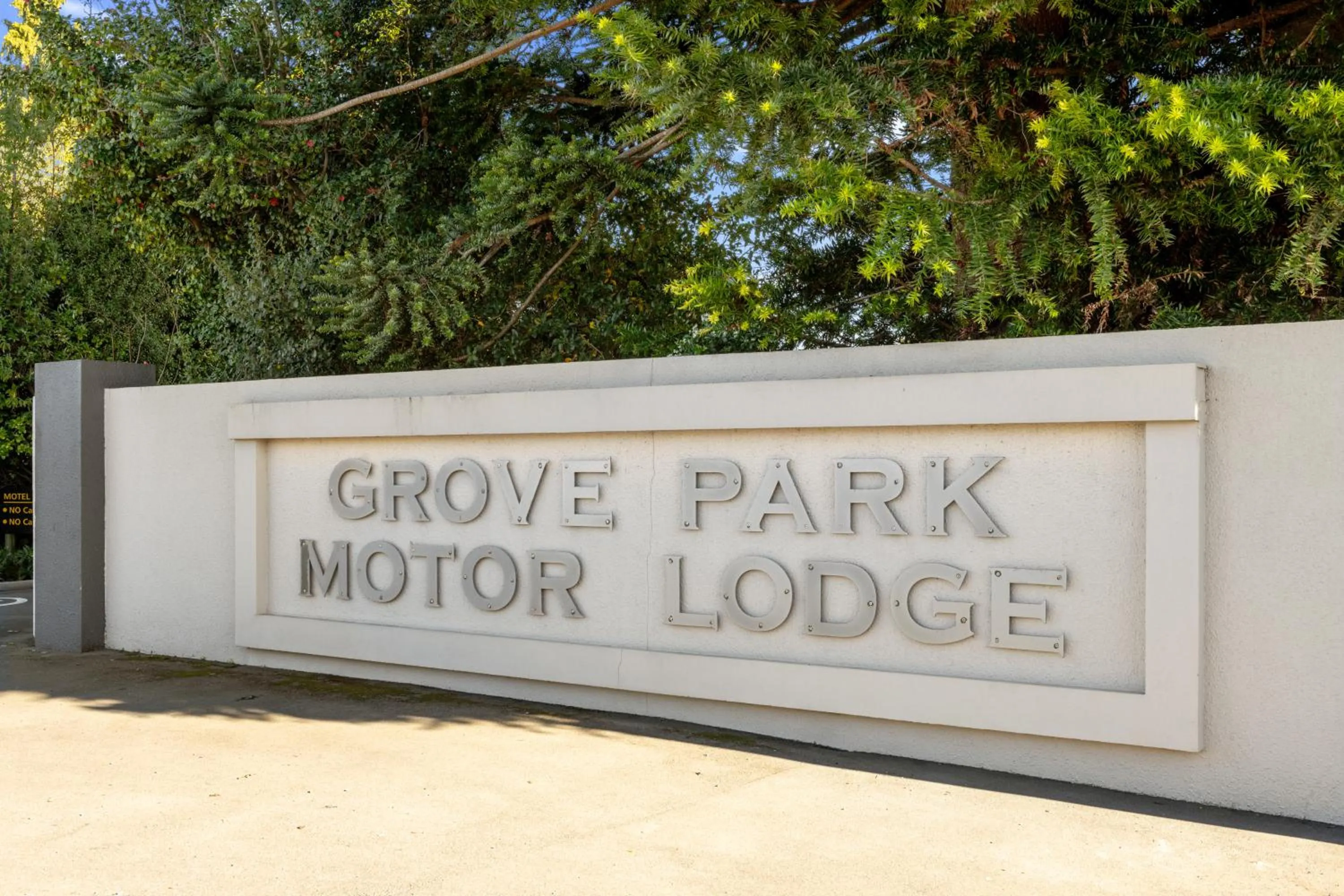 Facade/entrance in Grove Park Motor Lodge