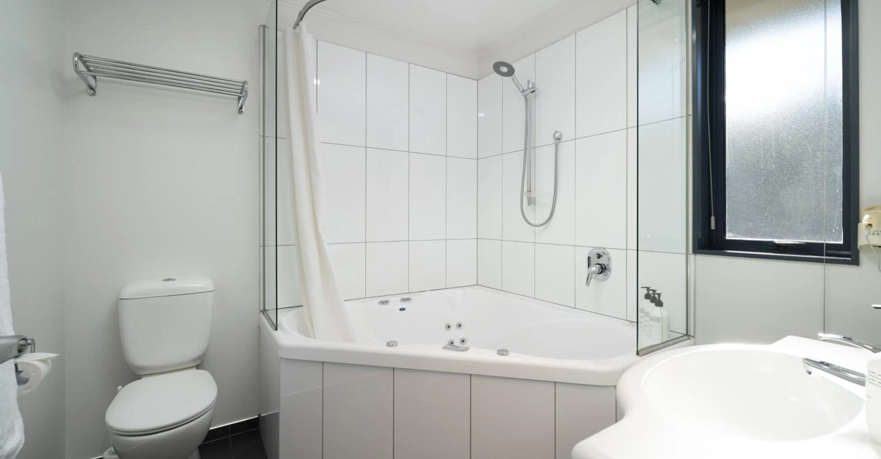 Bathroom in Grove Park Motor Lodge