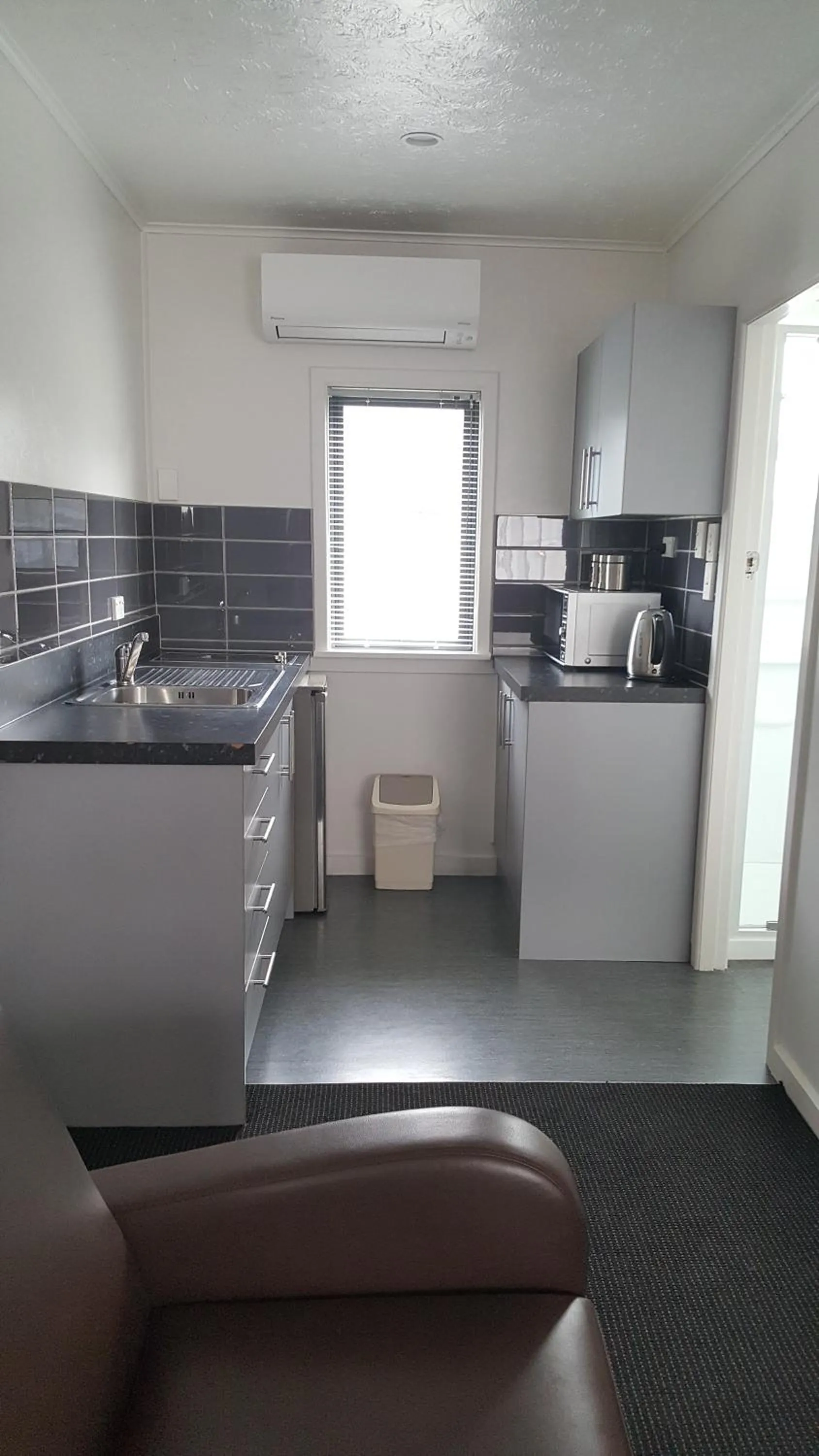 Kitchen or kitchenette in Grove Park Motor Lodge