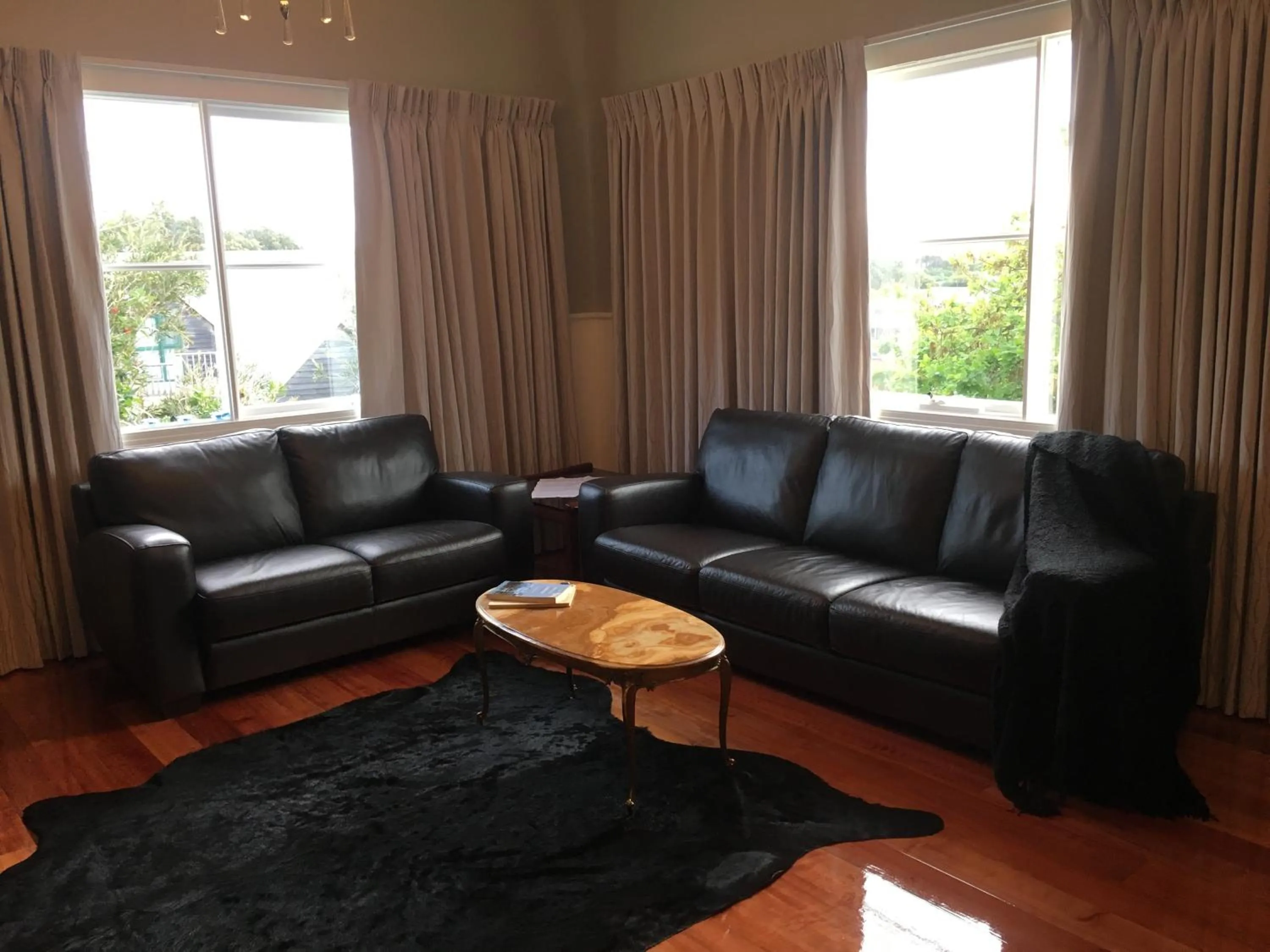 Communal lounge/ TV room in Noah's Stanley Luxury Bed and Breakfast