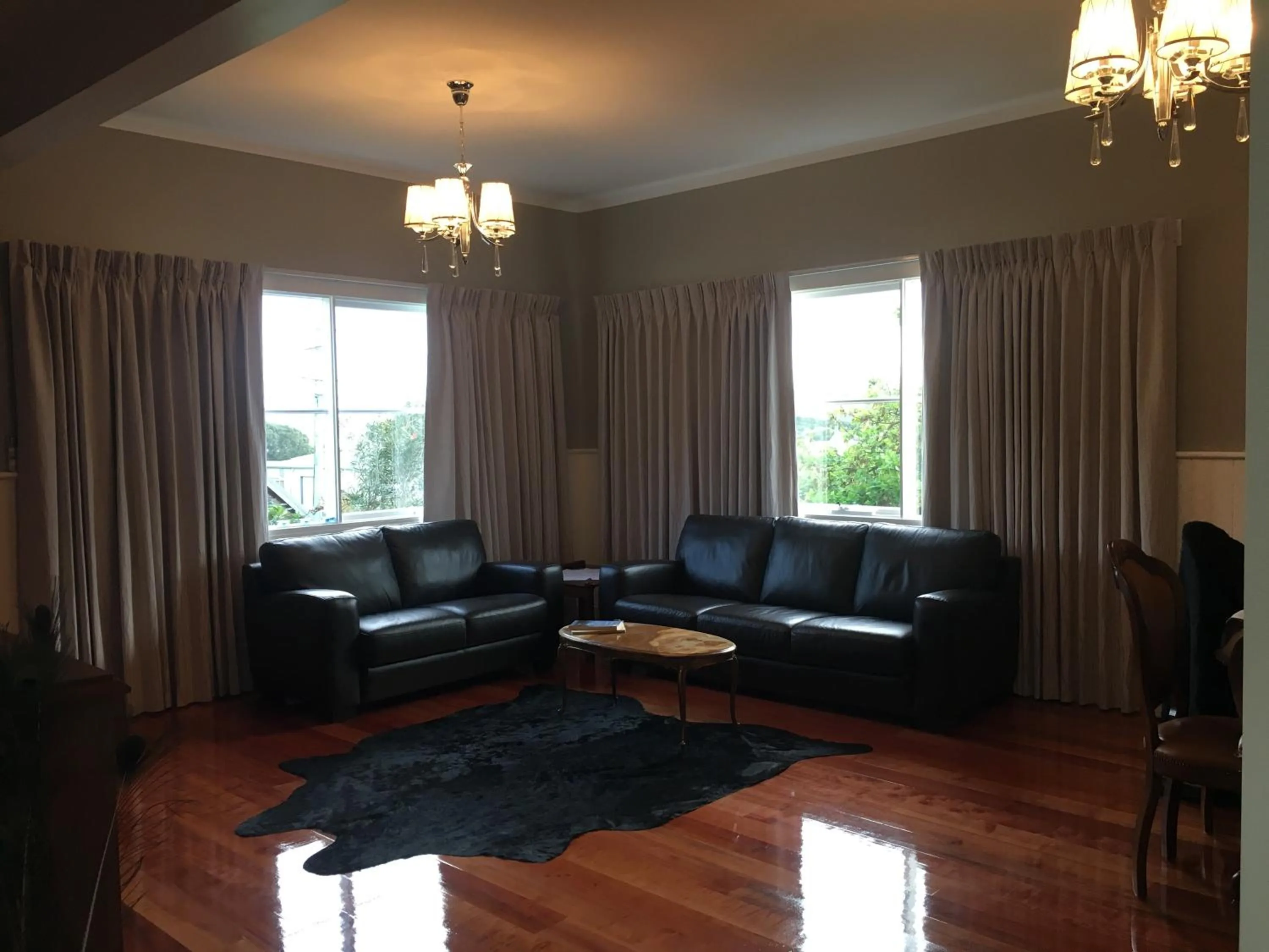 Communal lounge/ TV room in Noah's Stanley Luxury Bed and Breakfast