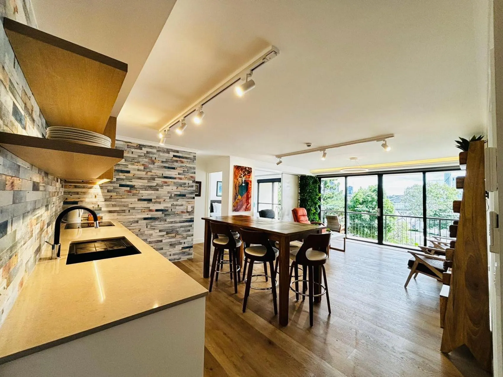Dining area in River Plaza Apartments Brisbane Southbank