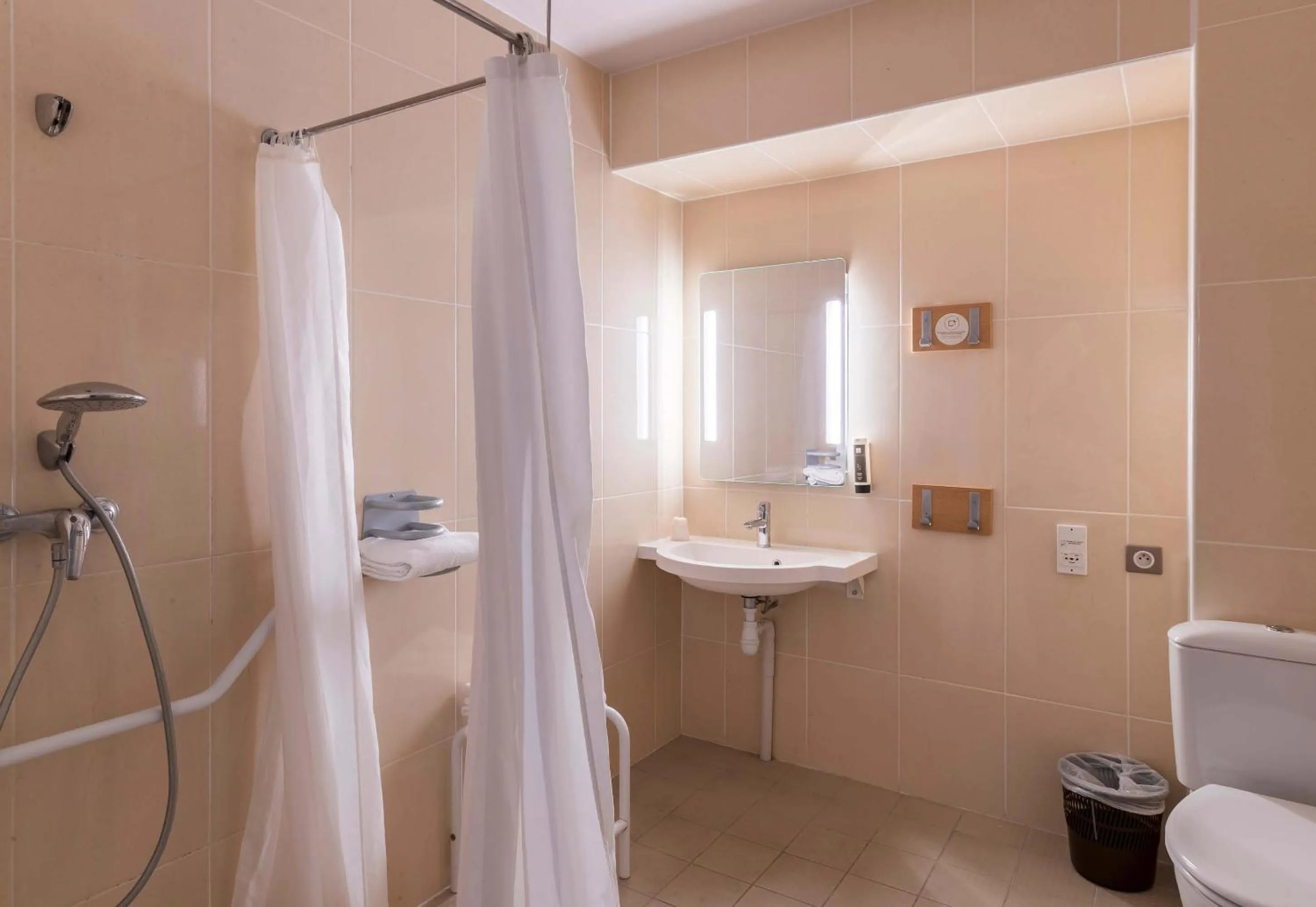 Bathroom in B&B HOTEL Troyes Saint-Parres-aux-Tertres