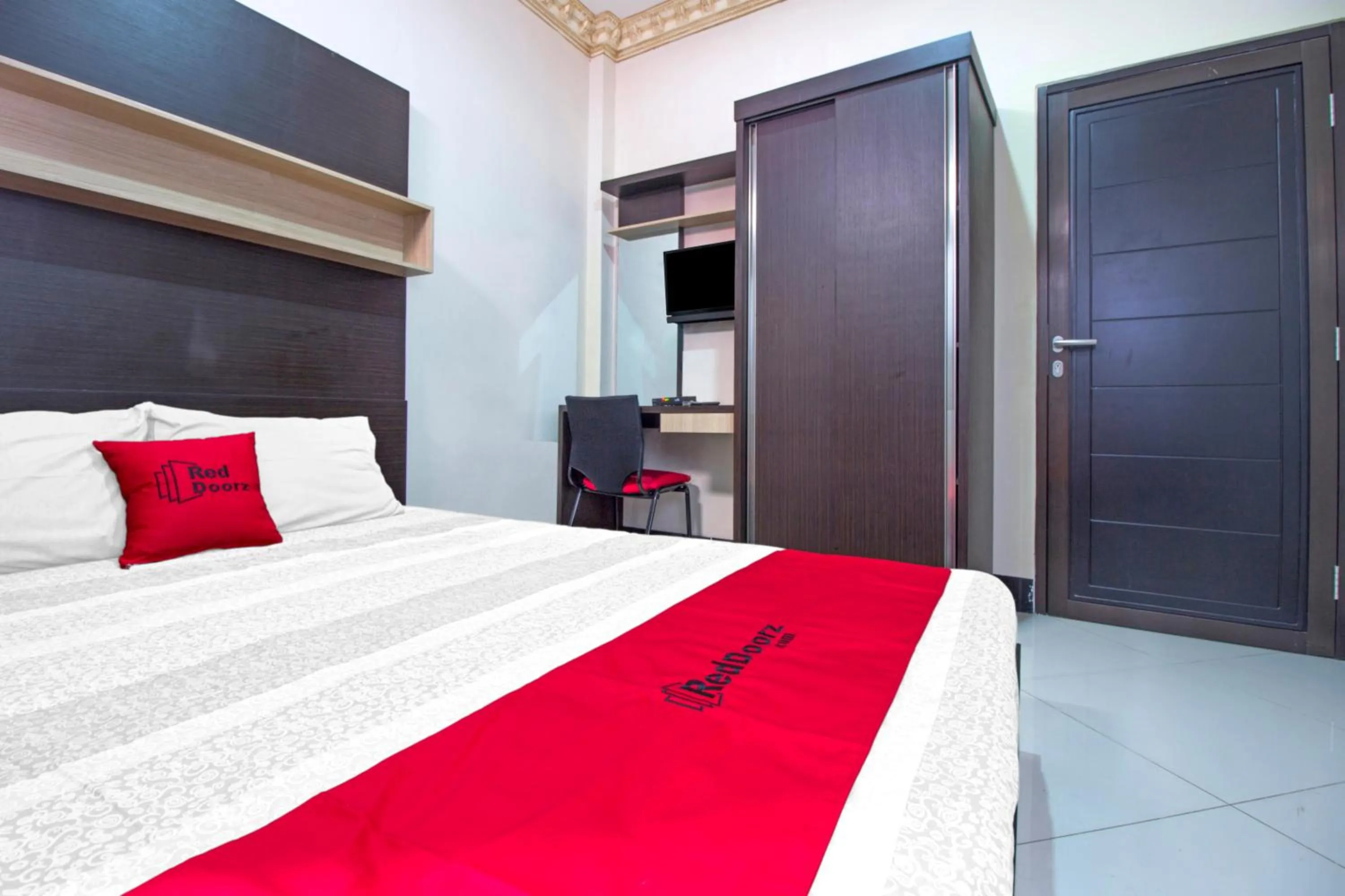 Bedroom, Bed in RedDoorz Plus near Isola UPI
