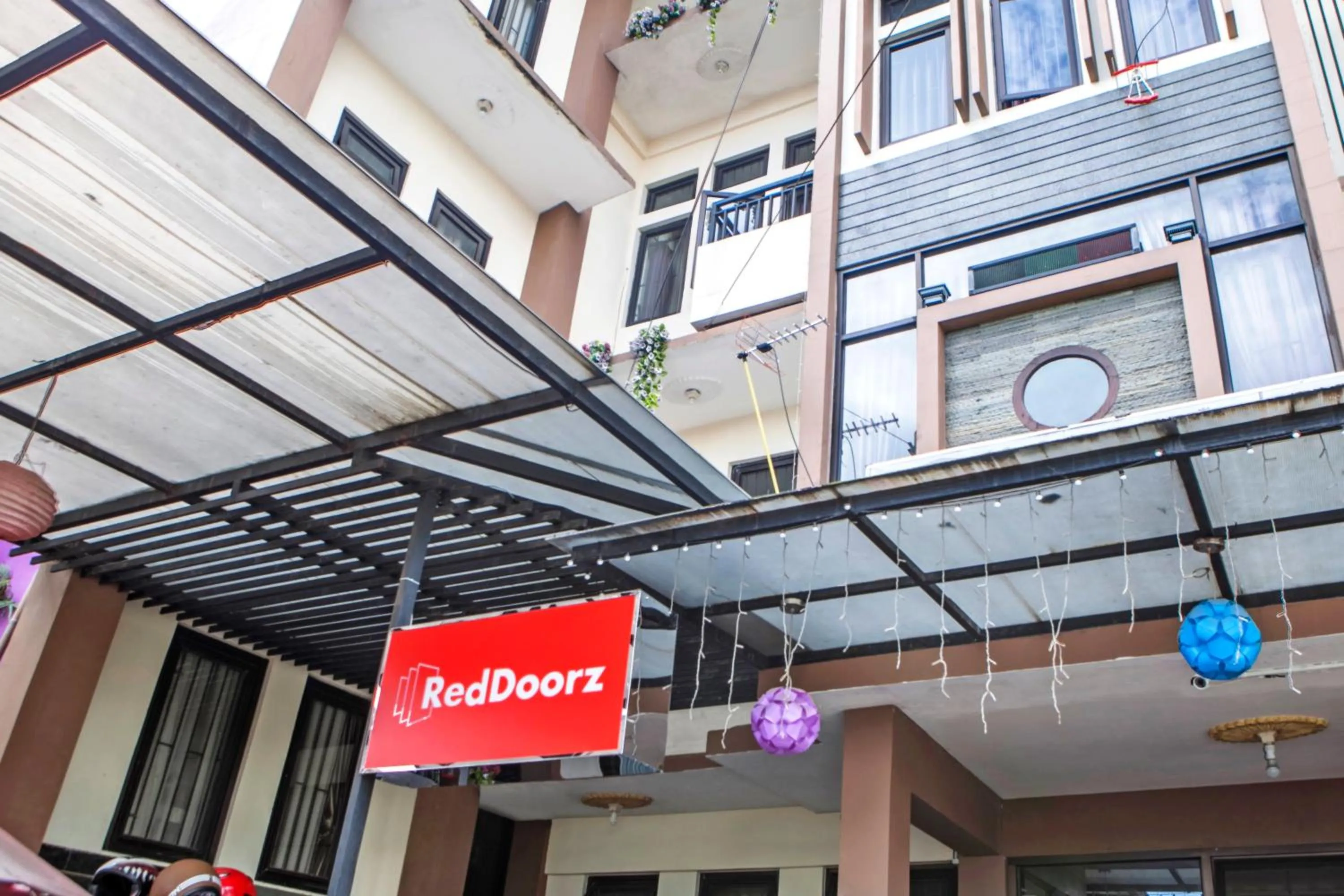 Property building in RedDoorz Plus near Isola UPI