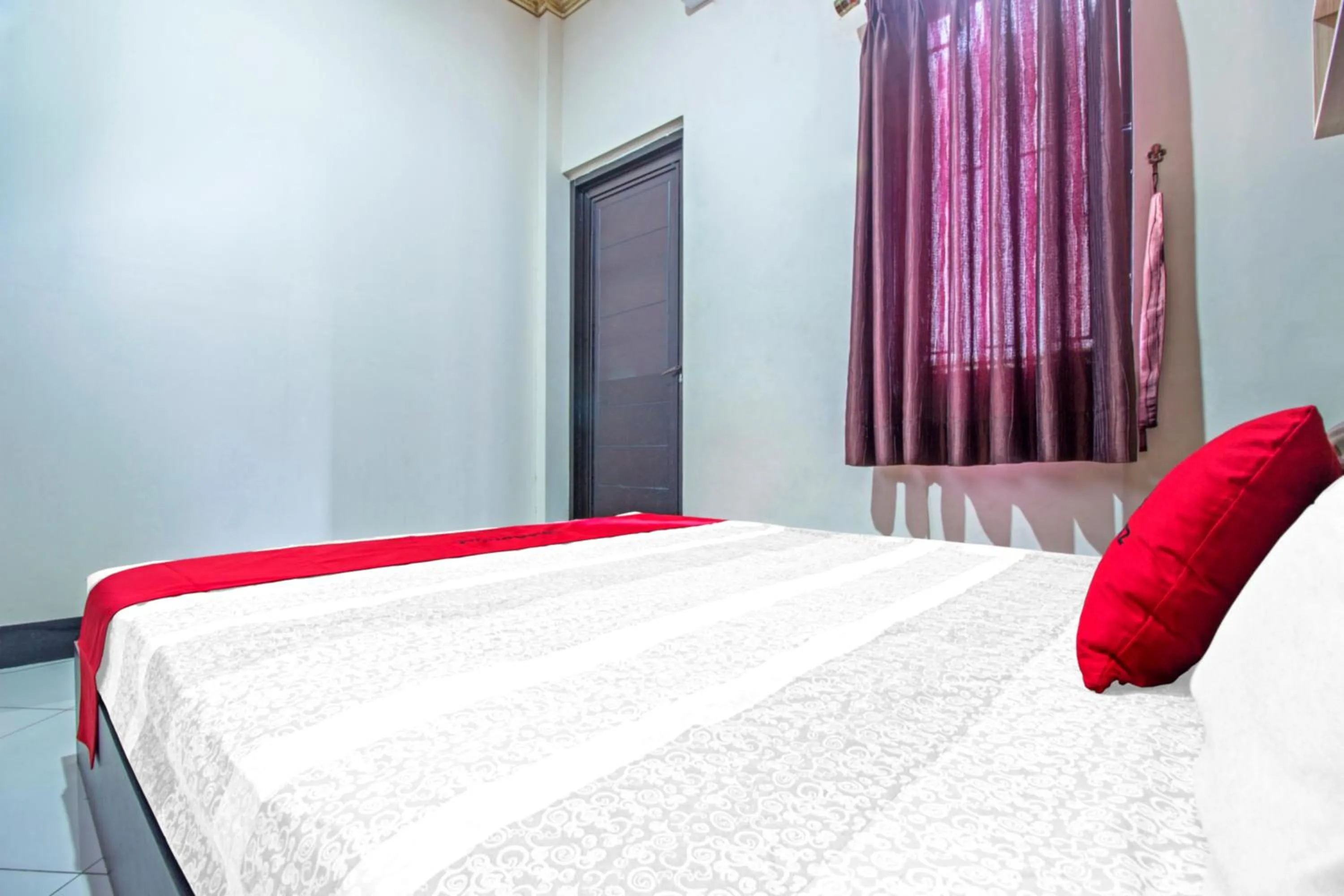 Bedroom, Bed in RedDoorz Plus near Isola UPI