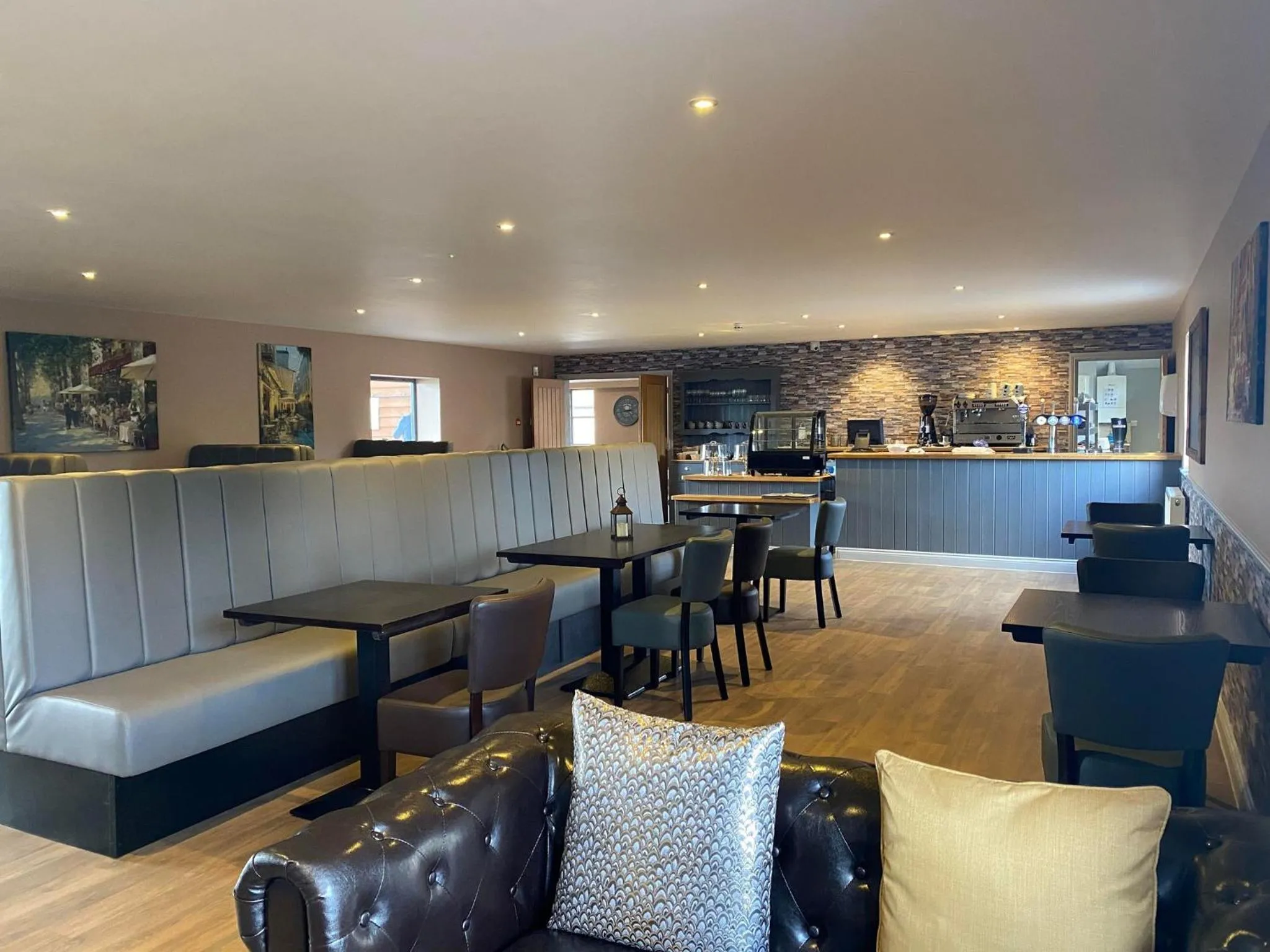 Lounge or bar in Alexander Park B&B