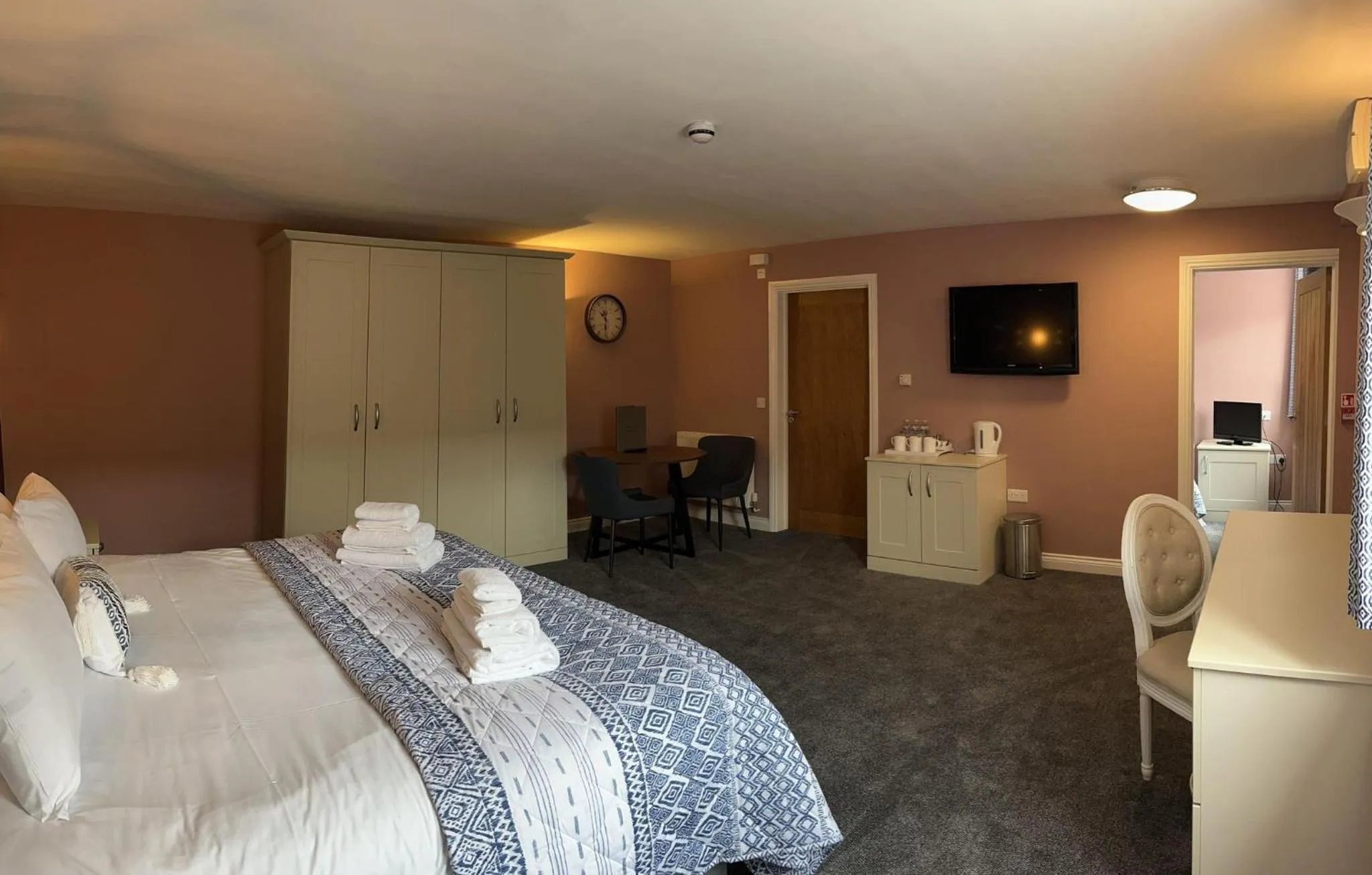 Photo of the whole room, Bed in Alexander Park B&B