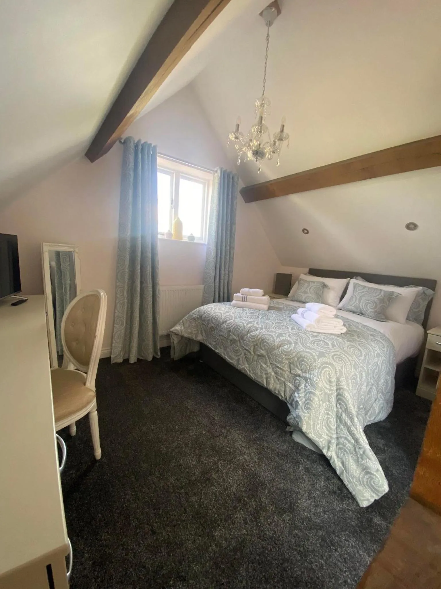 Photo of the whole room, Bed in Alexander Park B&B