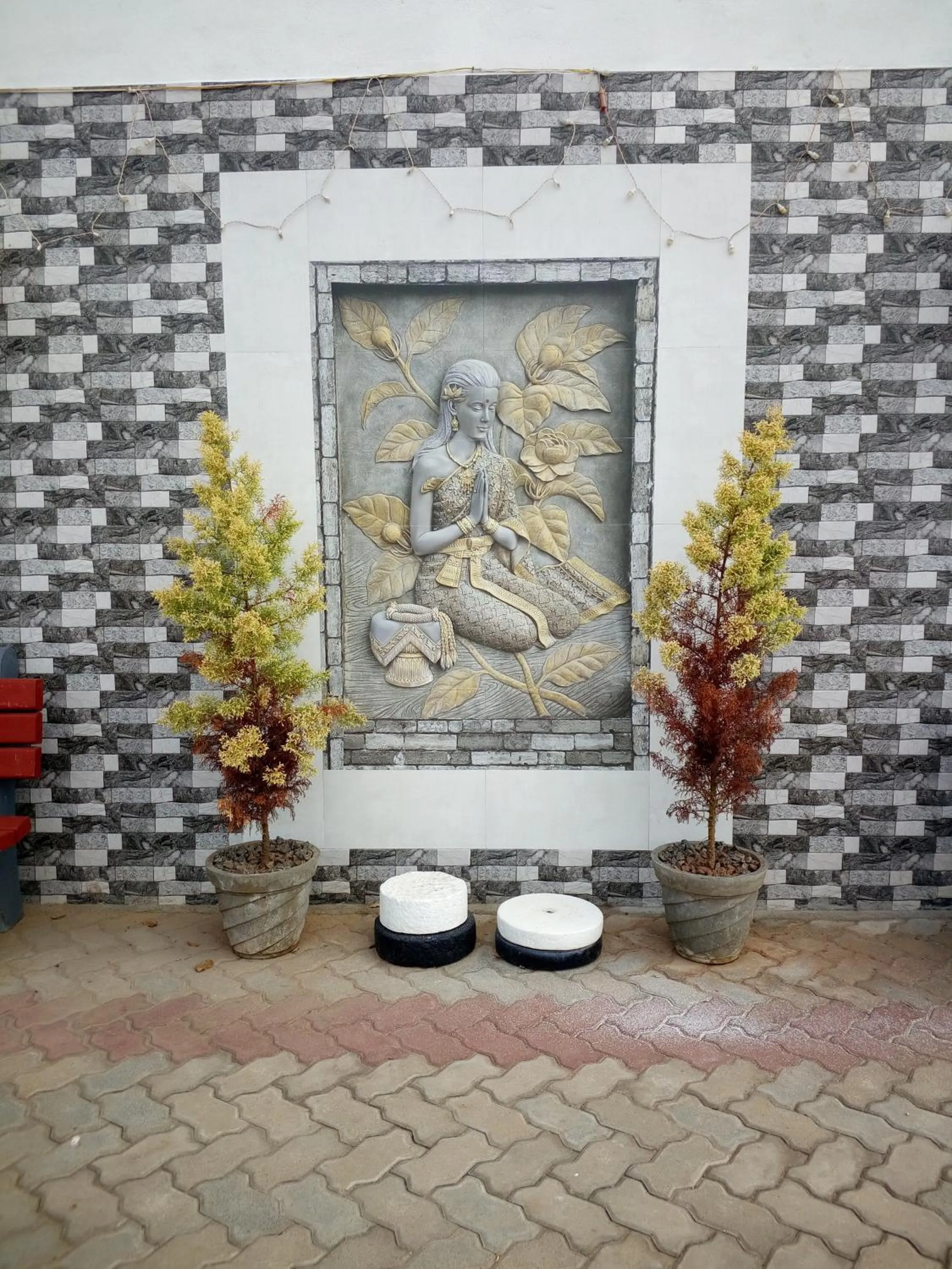 Facade/entrance in Quiet Home