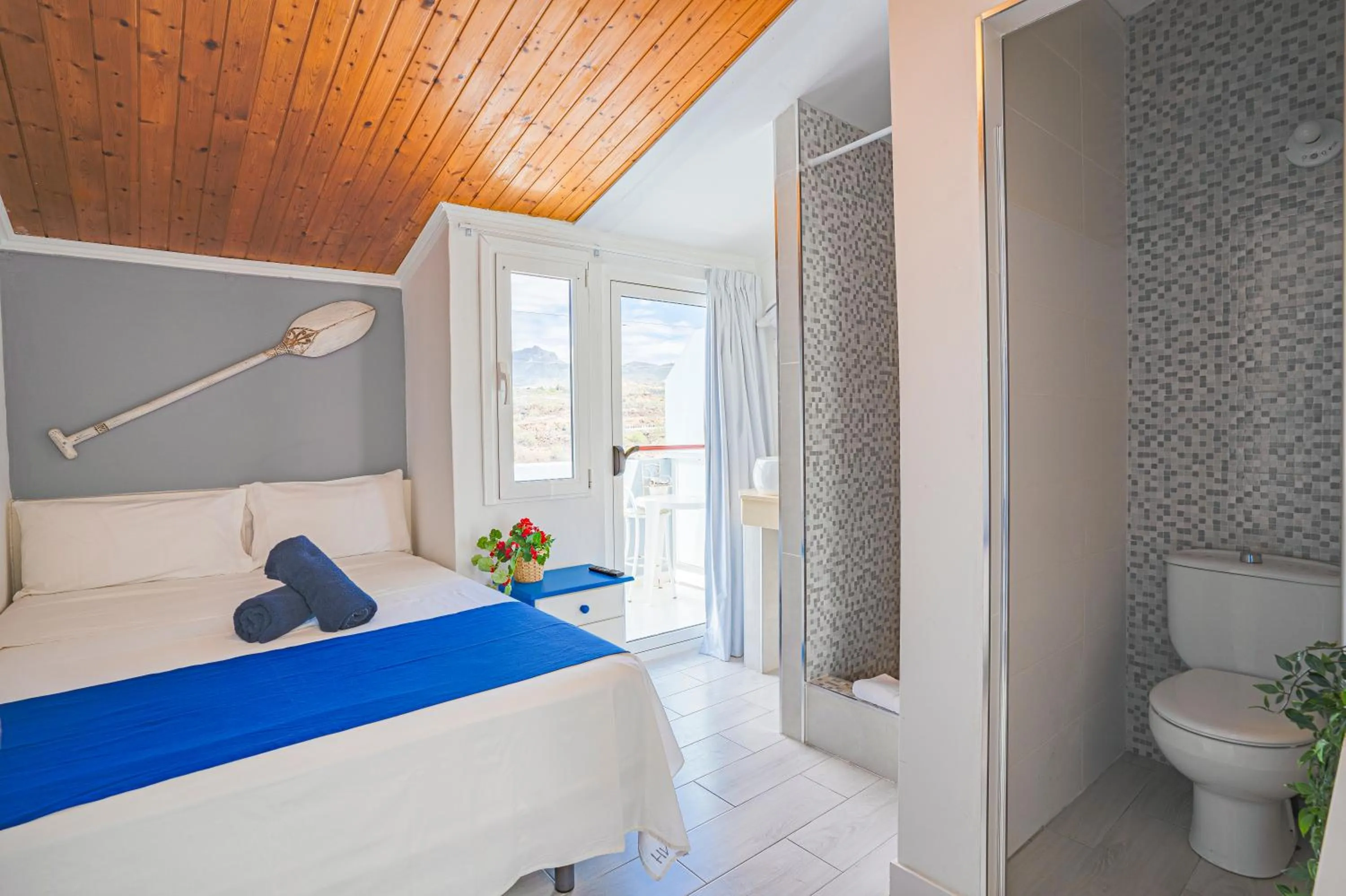 Shower, Bed in Hostel Neon Tenerife