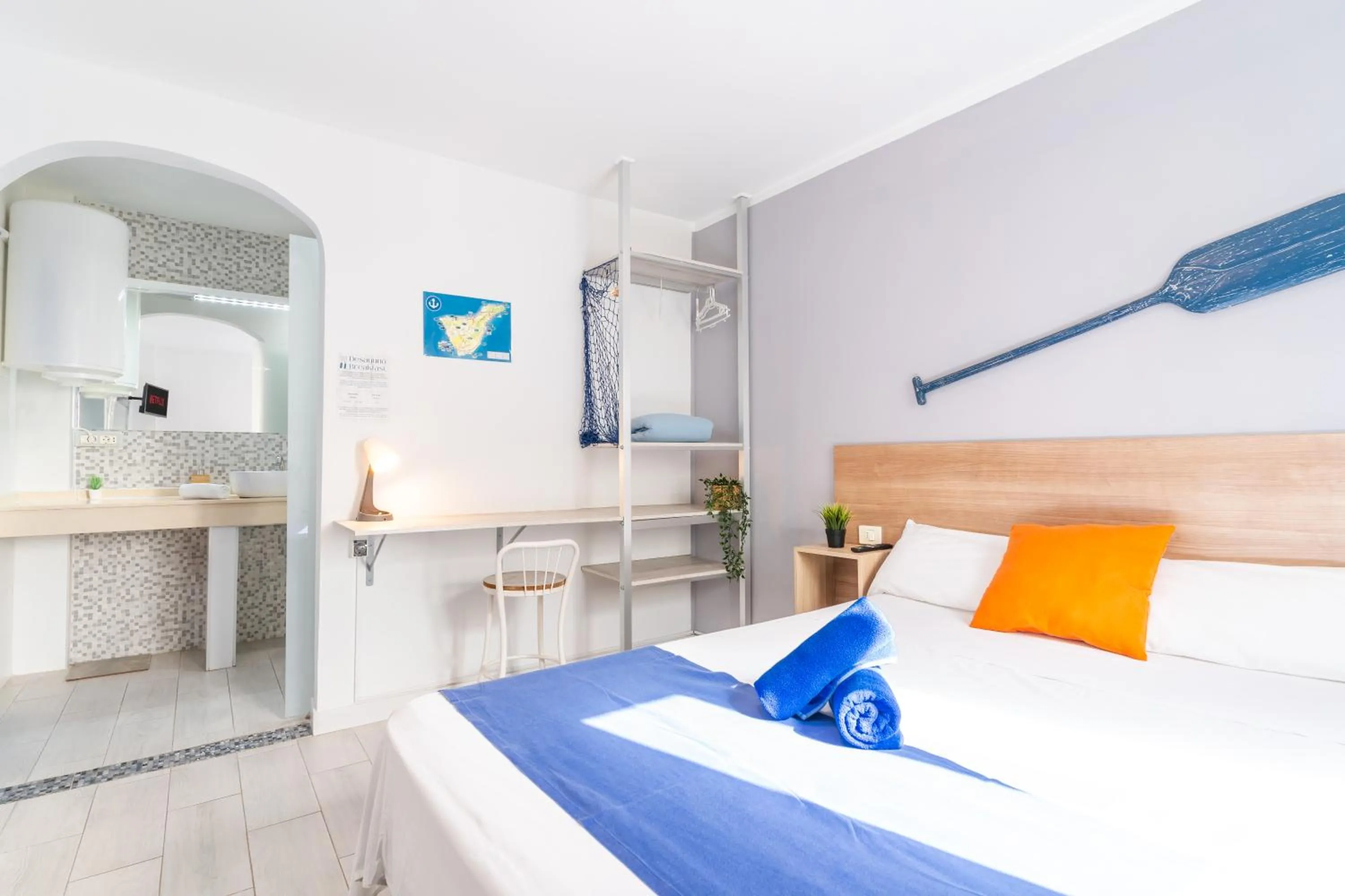 Shower, Bed in Hostel Neon Tenerife