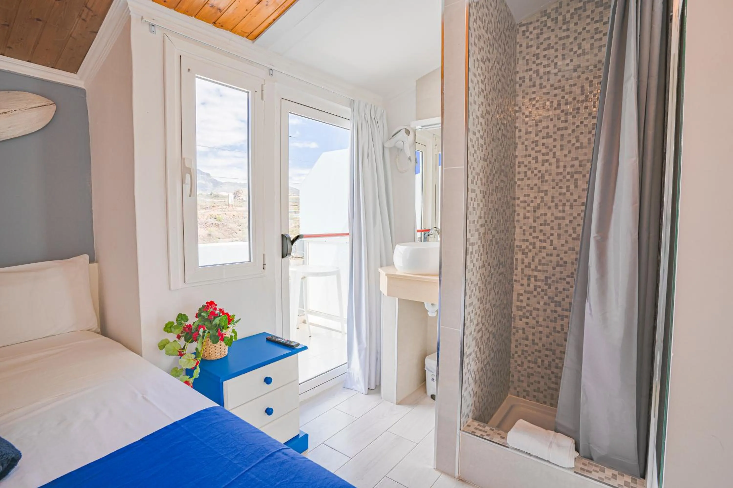 Shower, Bed in Hostel Neon Tenerife