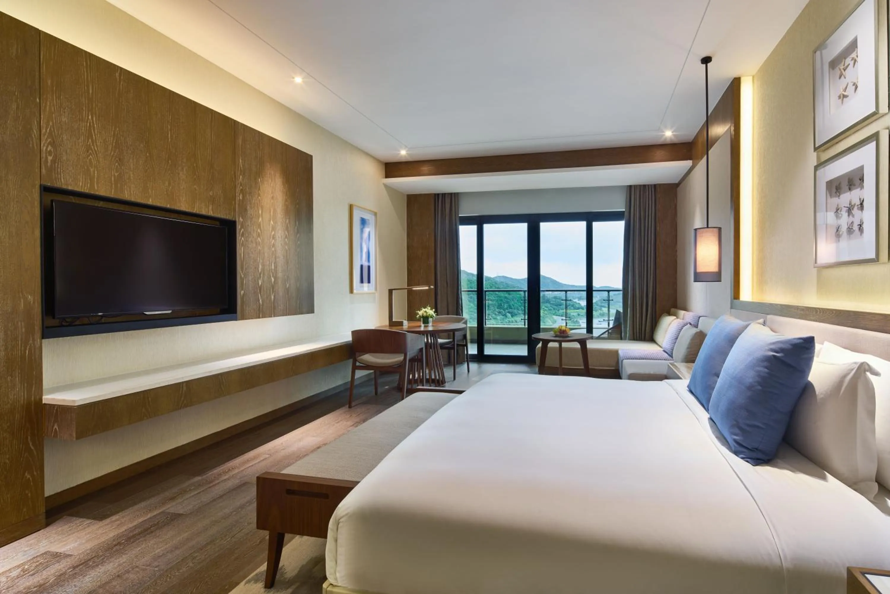 Photo of the whole room, Bed in Crowne Plaza Ningbo Xiangshan Sea View by IHG