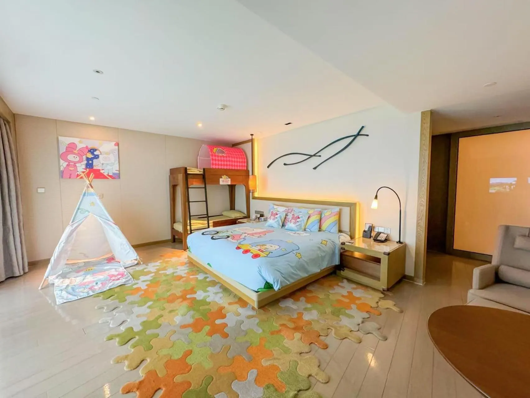 Bed in Crowne Plaza Ningbo Xiangshan Sea View by IHG