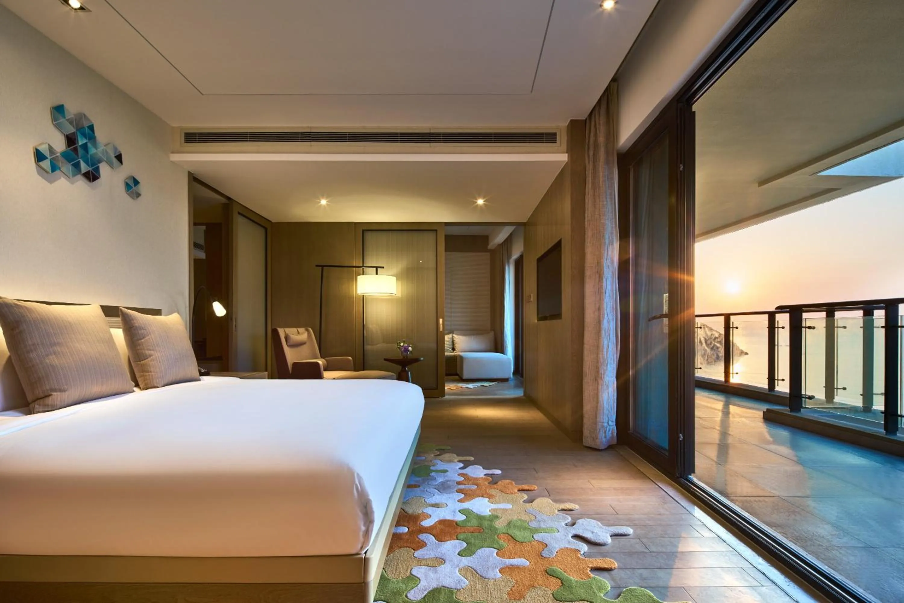 Photo of the whole room, Bed in Crowne Plaza Ningbo Xiangshan Sea View by IHG