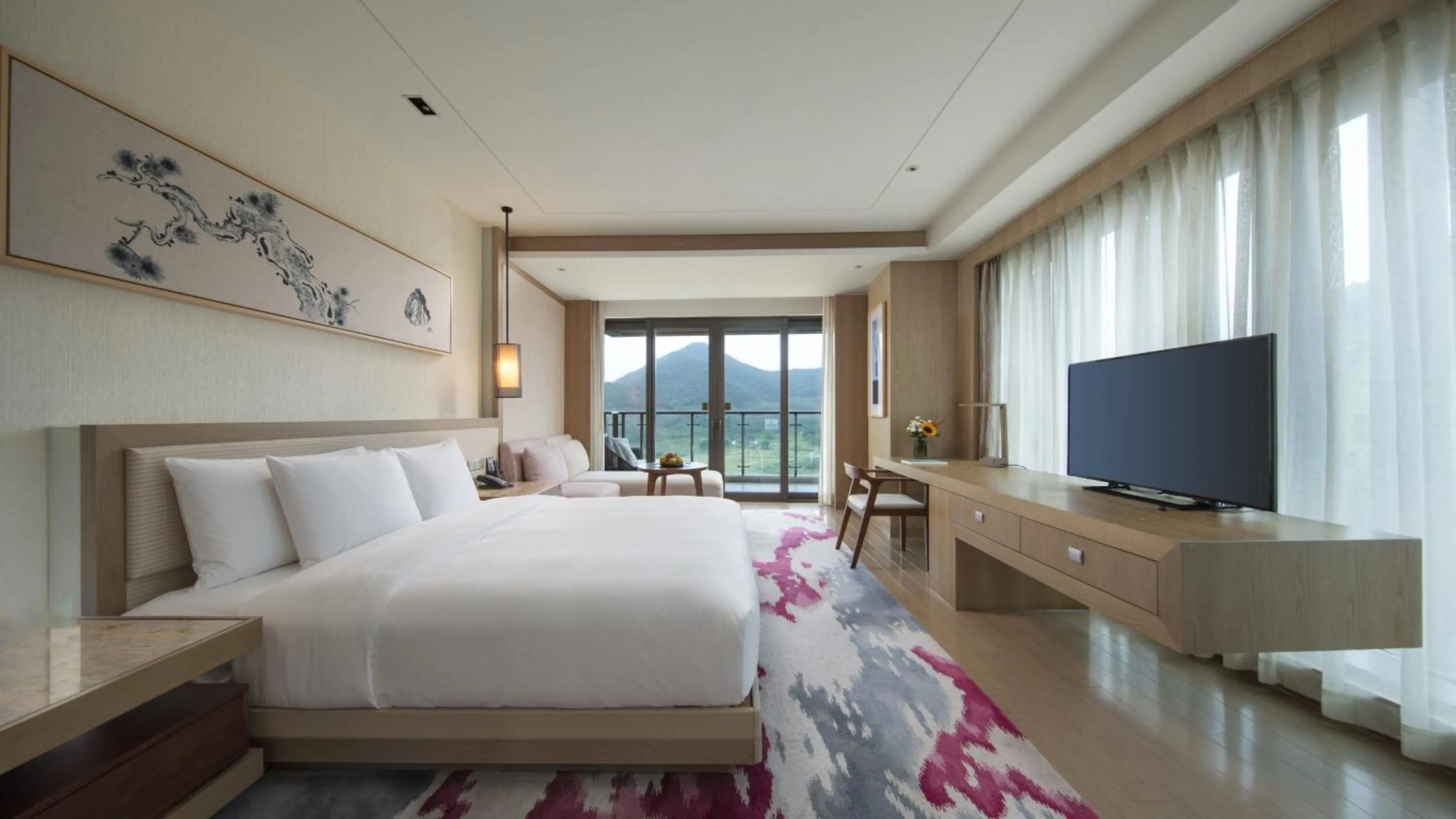 Photo of the whole room, Bed in Crowne Plaza Ningbo Xiangshan Sea View by IHG