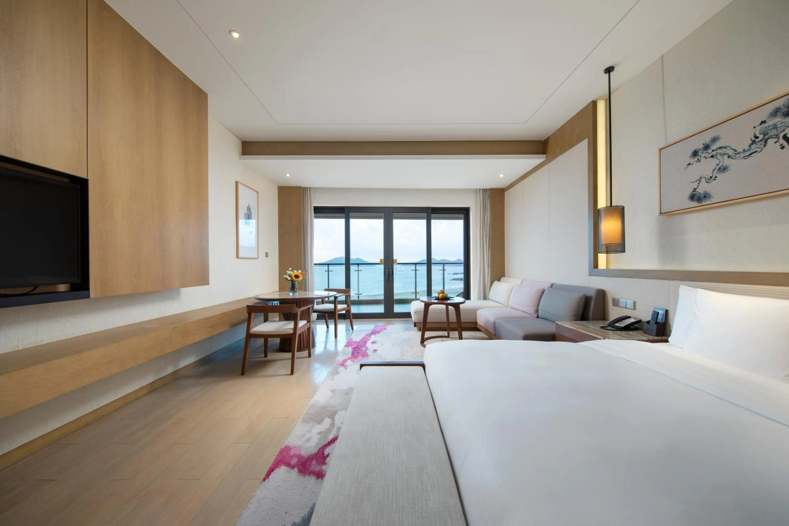 Bed in Crowne Plaza Ningbo Xiangshan Sea View by IHG