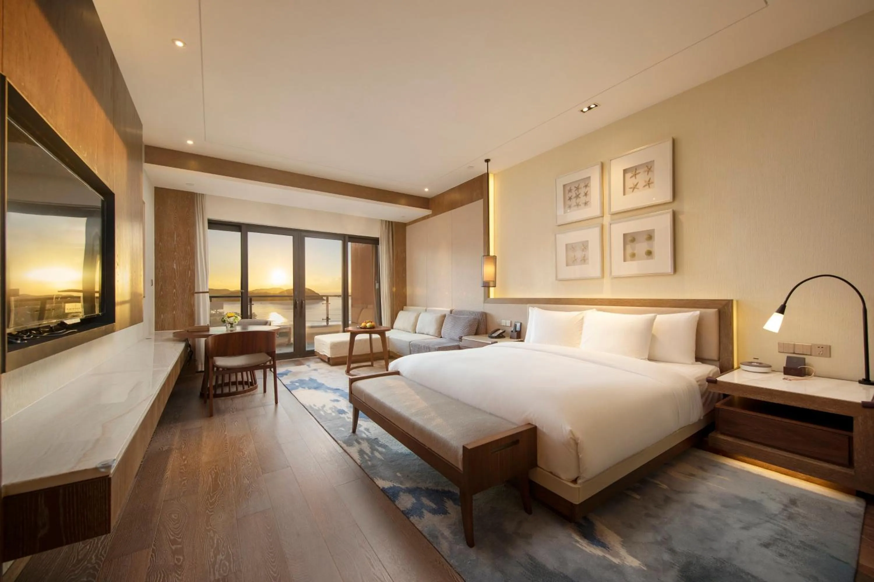 Photo of the whole room, Bed in Crowne Plaza Ningbo Xiangshan Sea View by IHG