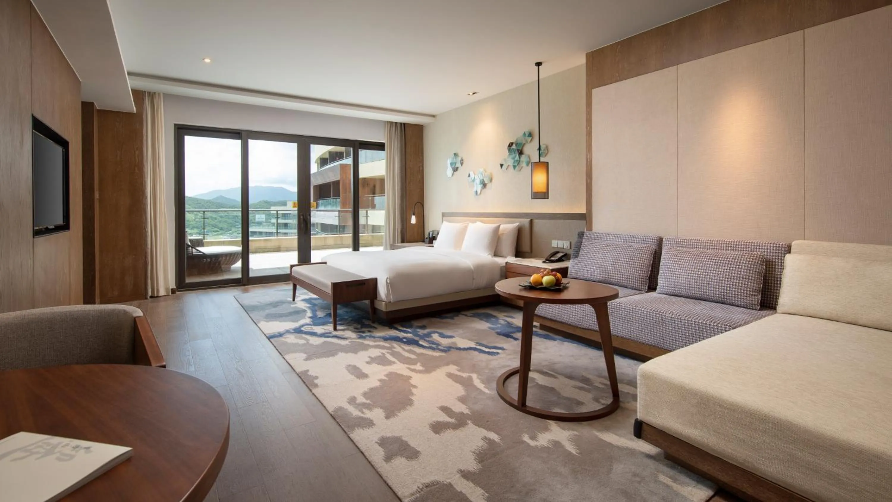 Photo of the whole room, Bed in Crowne Plaza Ningbo Xiangshan Sea View by IHG