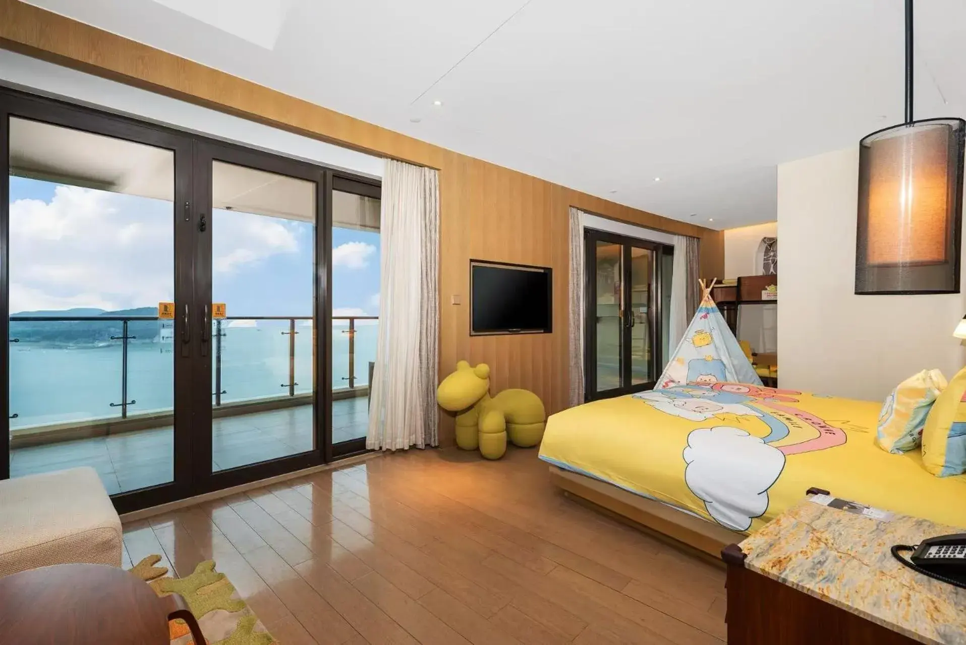 Family Room with Ocean View in Crowne Plaza Ningbo Xiangshan Sea View by IHG Family Room with Ocean View in Crowne Plaza Ningbo Xiangshan Sea View by IHG