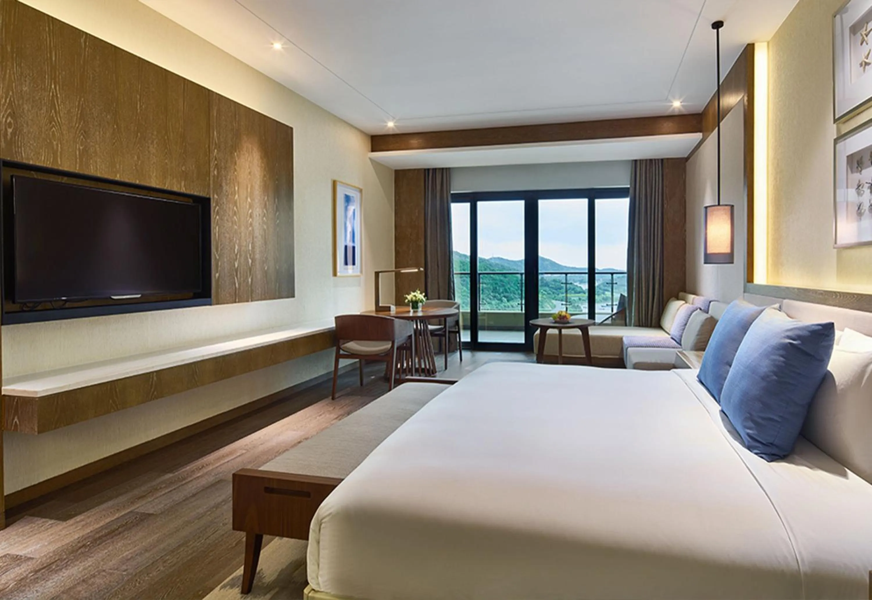 Photo of the whole room, Bed in Crowne Plaza Ningbo Xiangshan Sea View by IHG