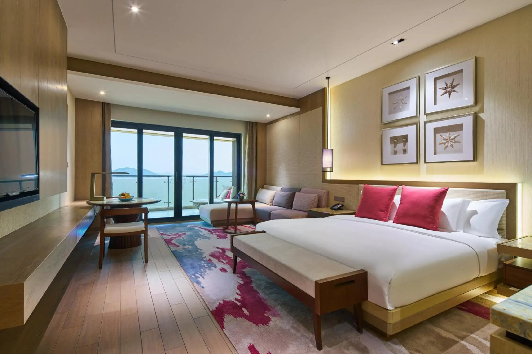 Photo of the whole room, Bed in Crowne Plaza Ningbo Xiangshan Sea View by IHG