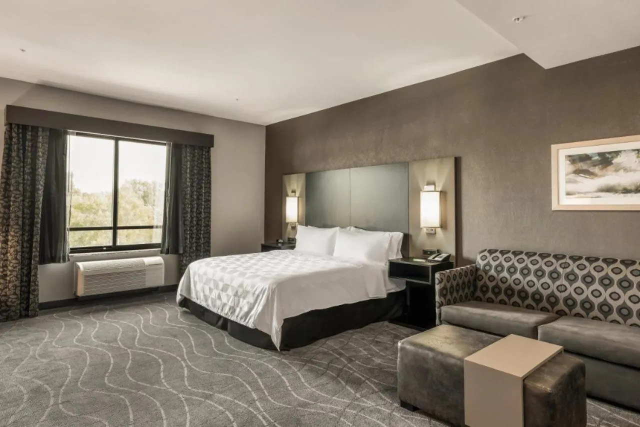 Bedroom, Bed in Holiday Inn & Suites Silicon Valley - Milpitas by IHG