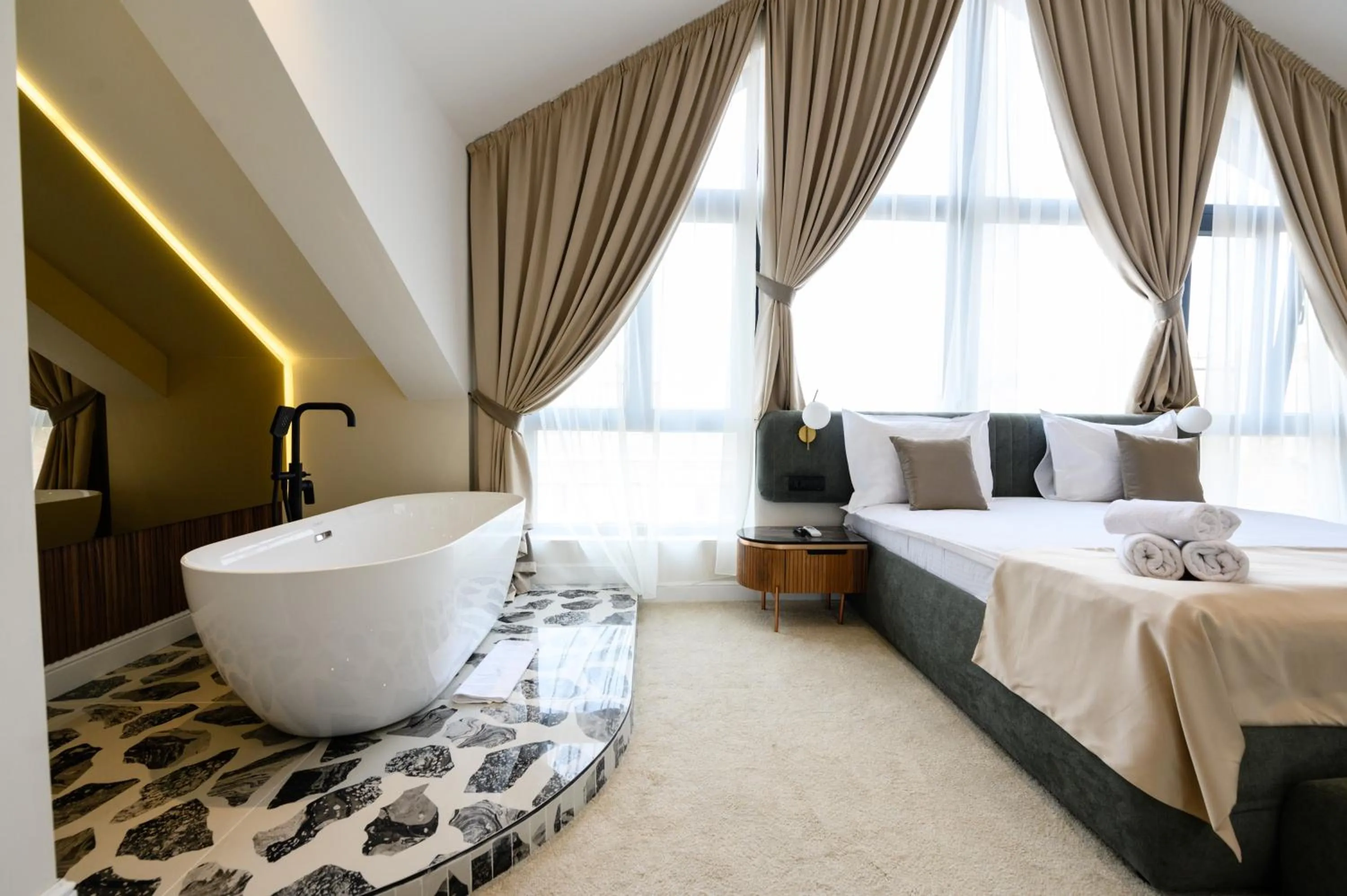 Bath, Bed in Hotel Bohemian Garni - Skadarlija