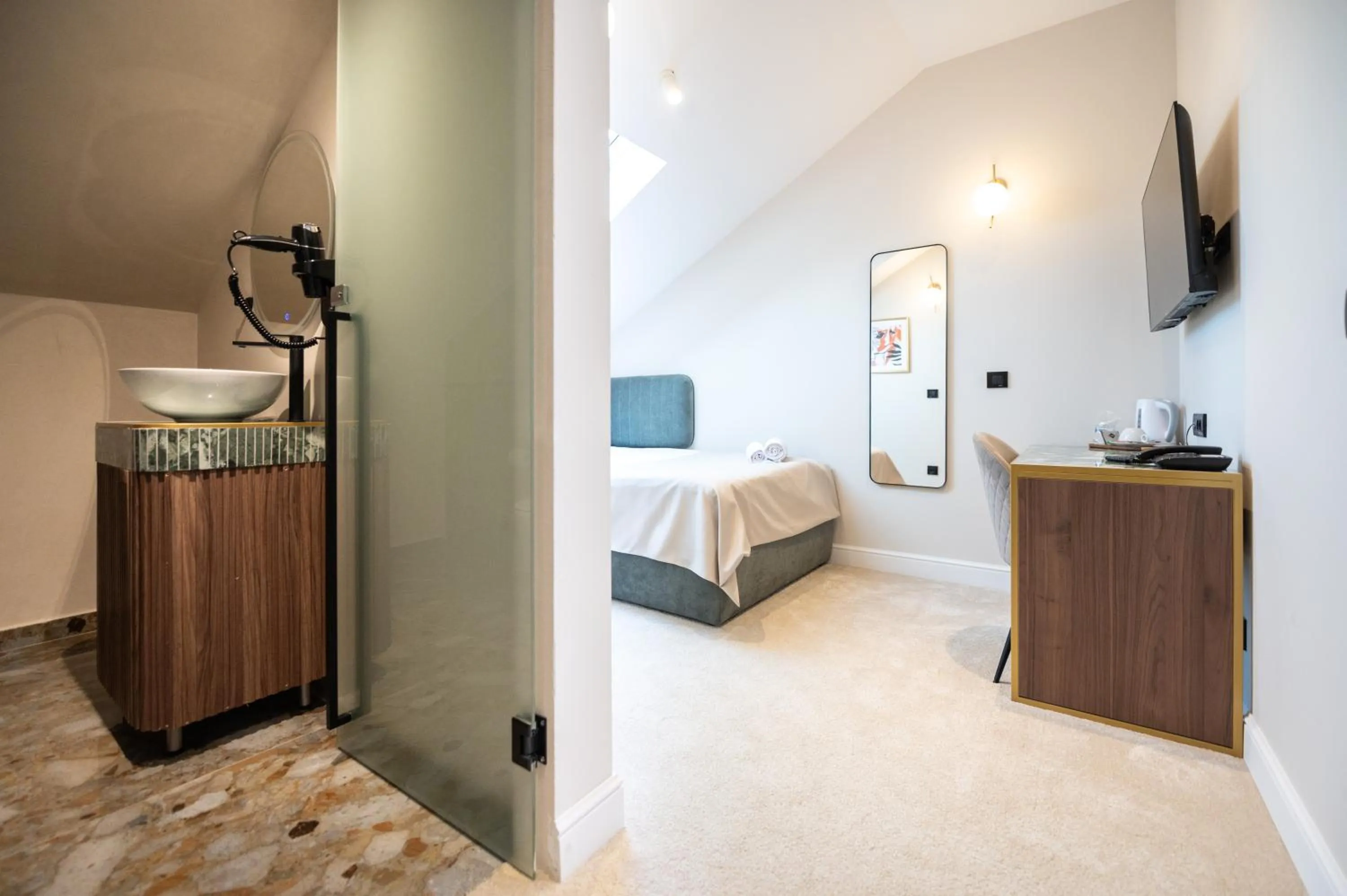 Bathroom, Bed in Hotel Bohemian Garni - Skadarlija