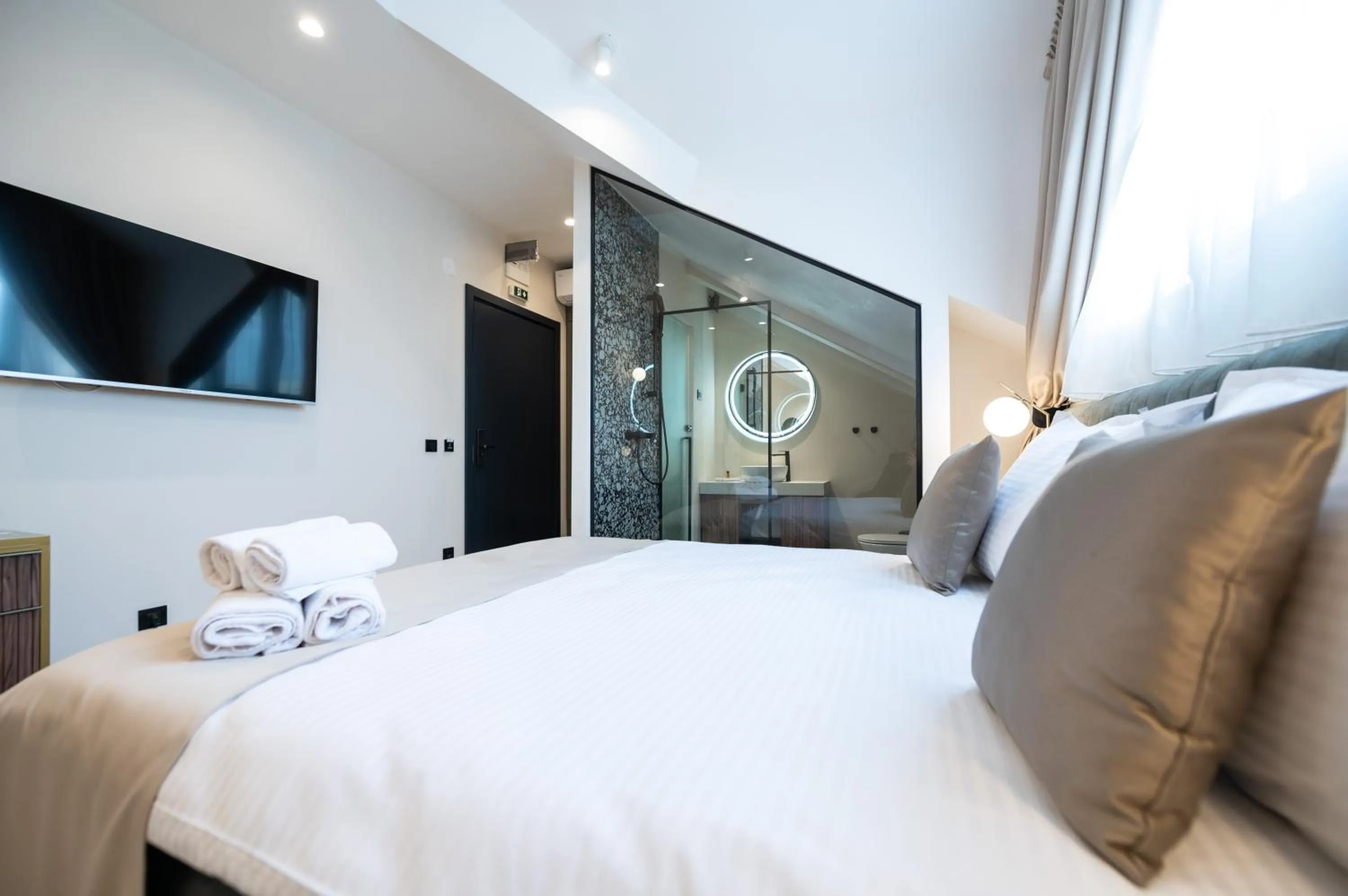 Text overlay, Bed in Hotel Bohemian Garni - Skadarlija