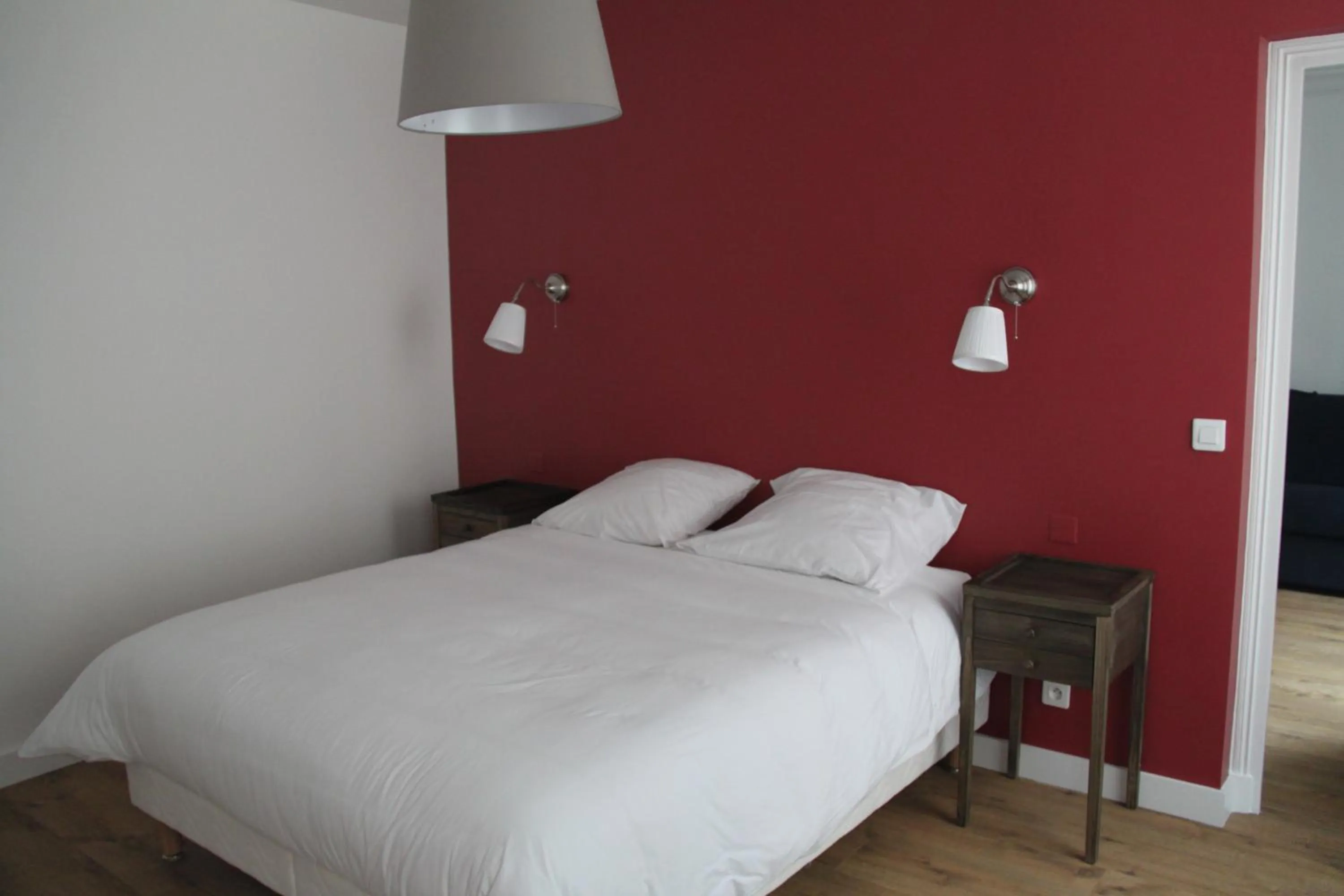 Photo of the whole room, Bed in Les Toits de Paris