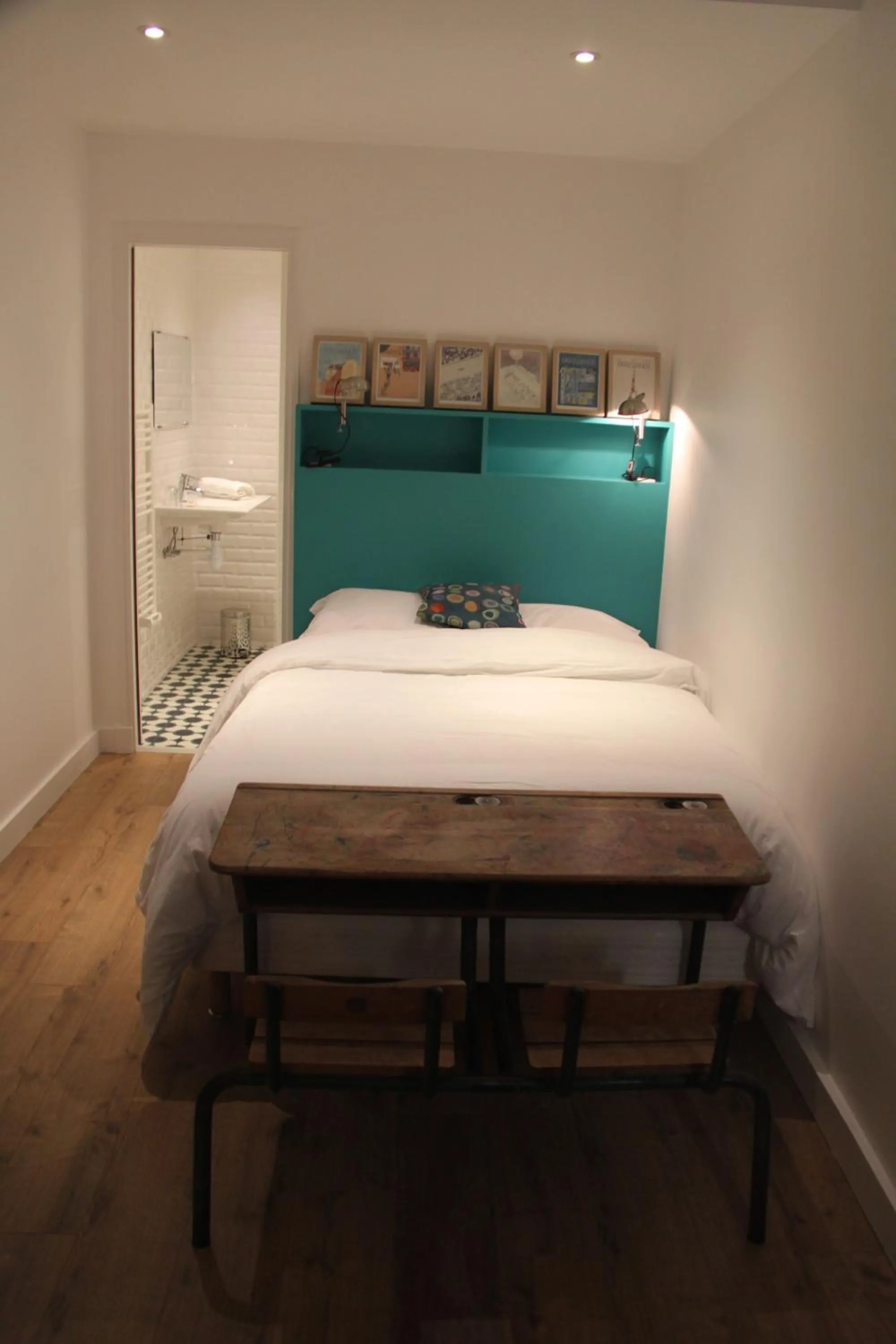 Photo of the whole room, Bed in Les Toits de Paris