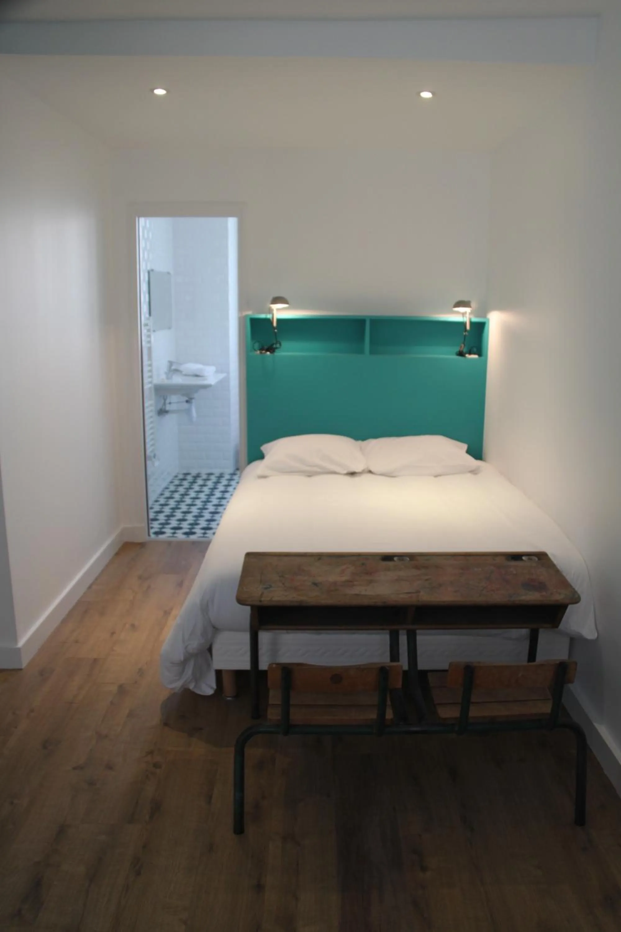 Photo of the whole room, Bed in Les Toits de Paris