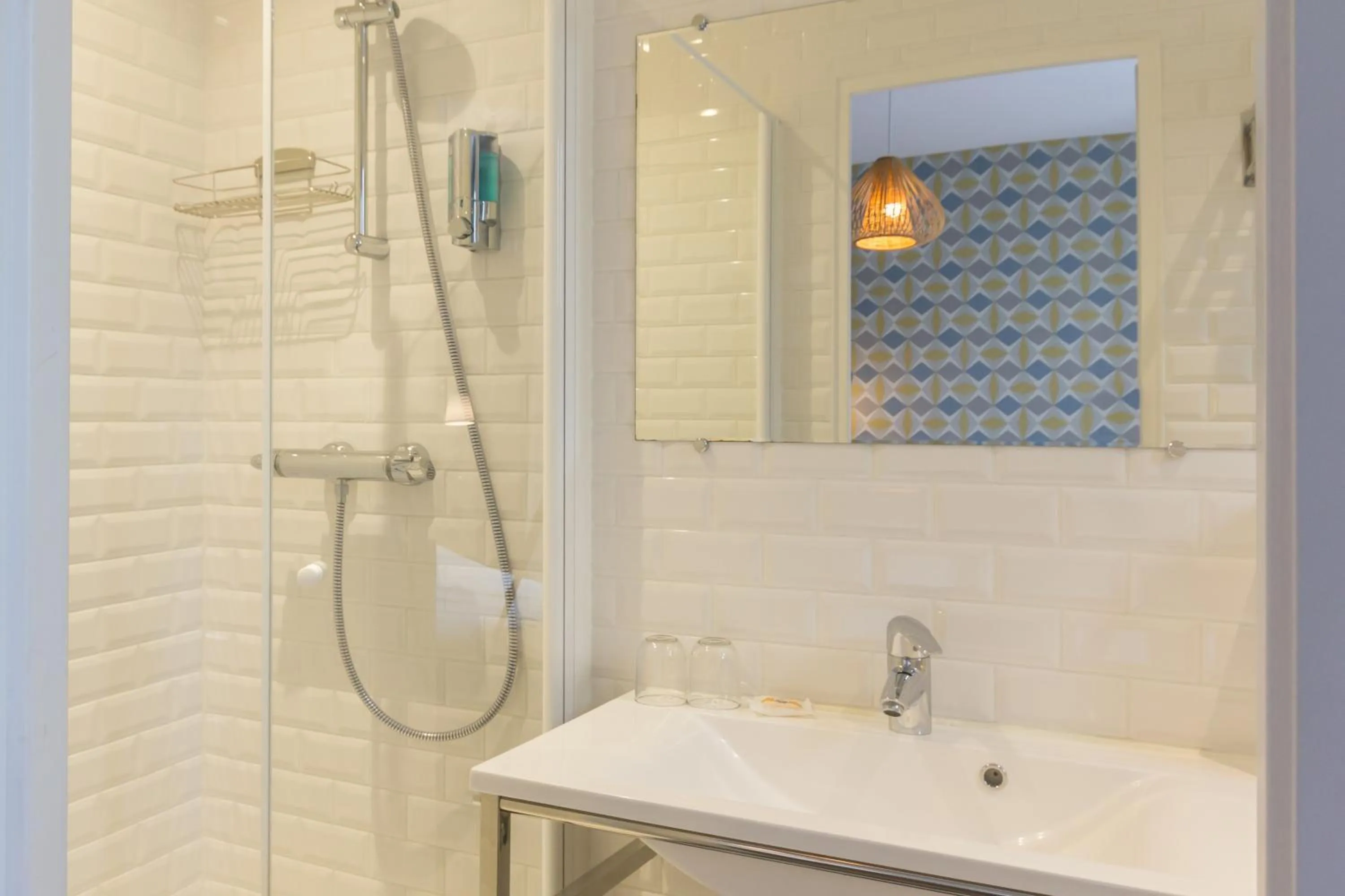 Shower in Les Toits de Paris