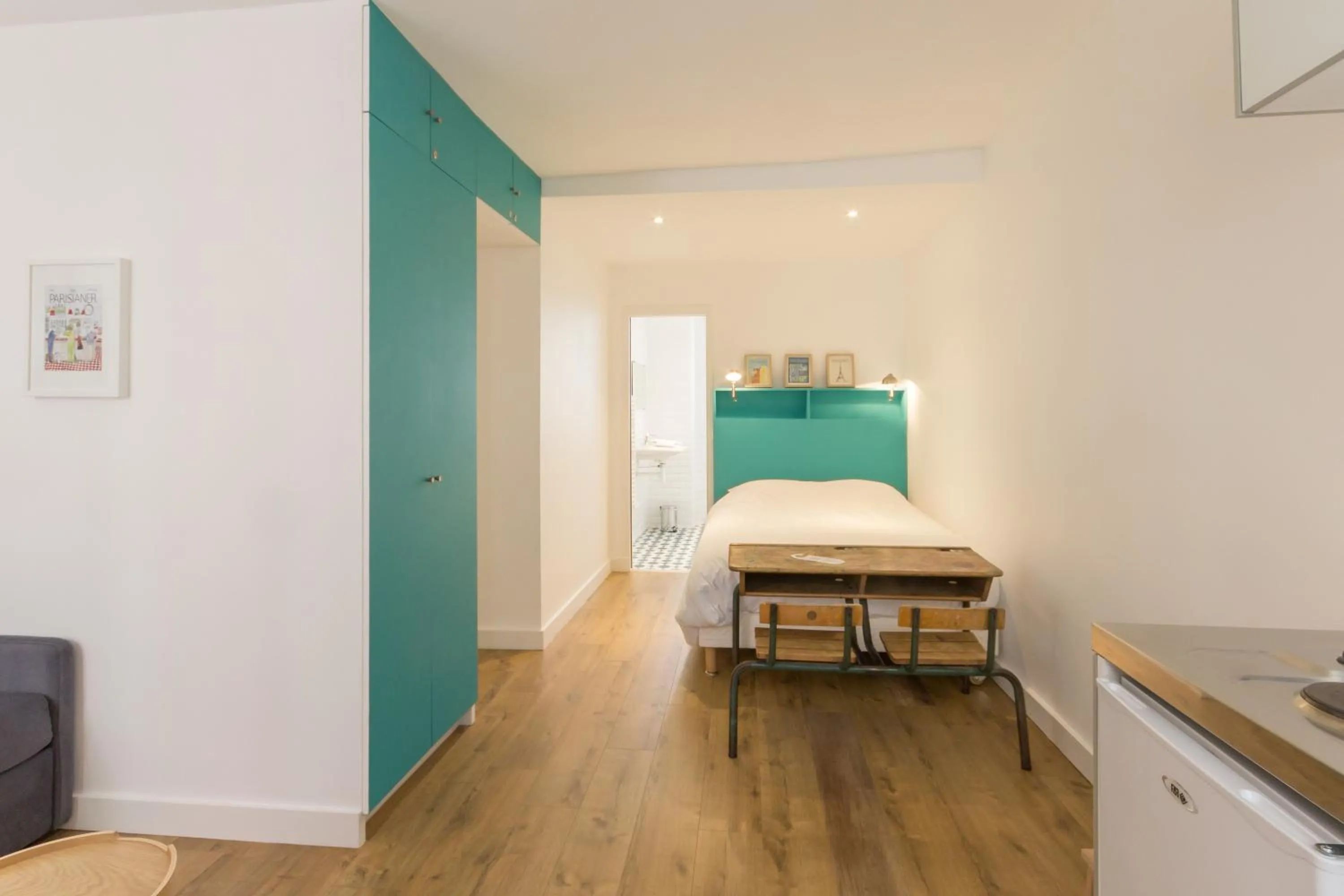 Photo of the whole room, Bed in Les Toits de Paris