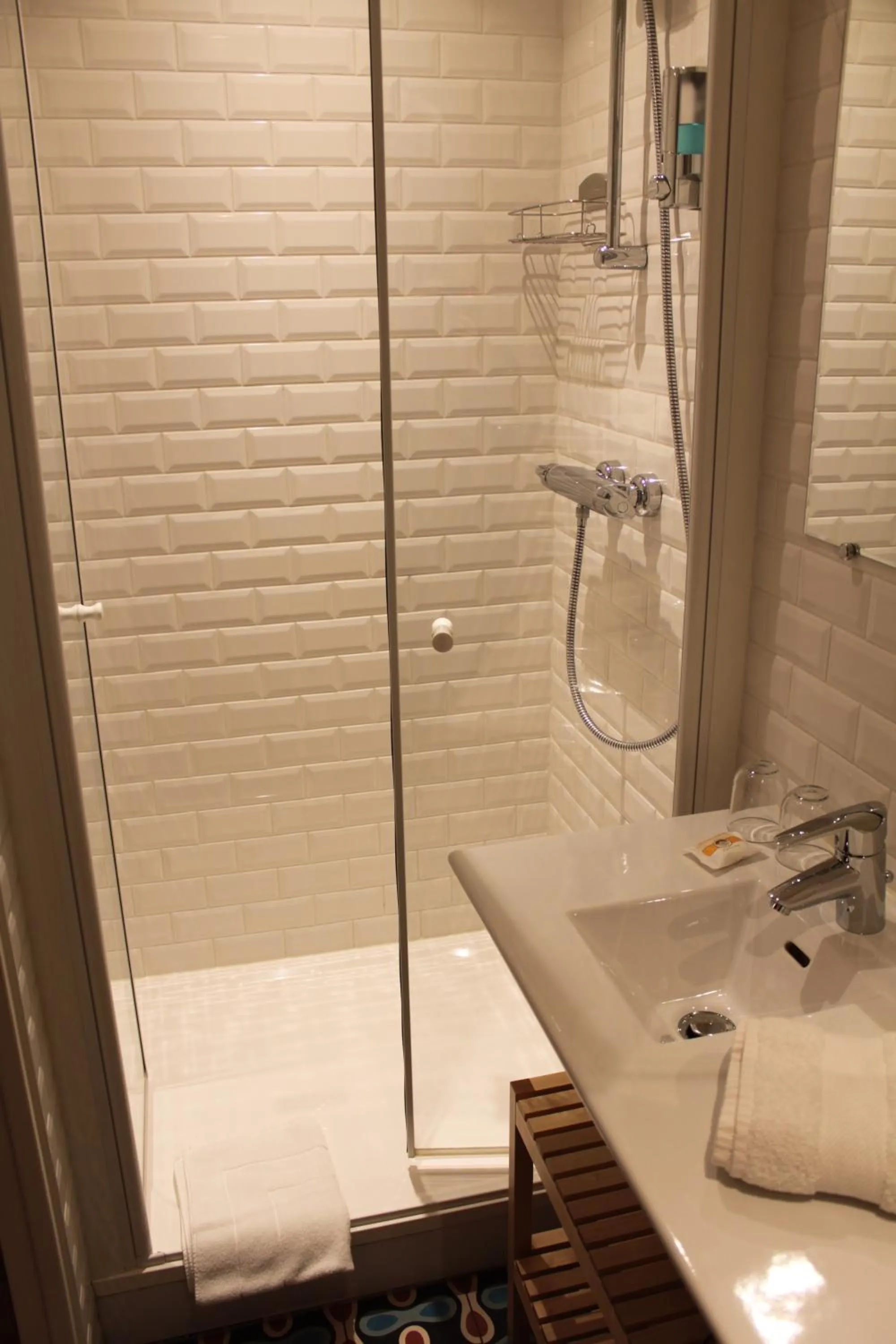 Shower in Les Toits de Paris