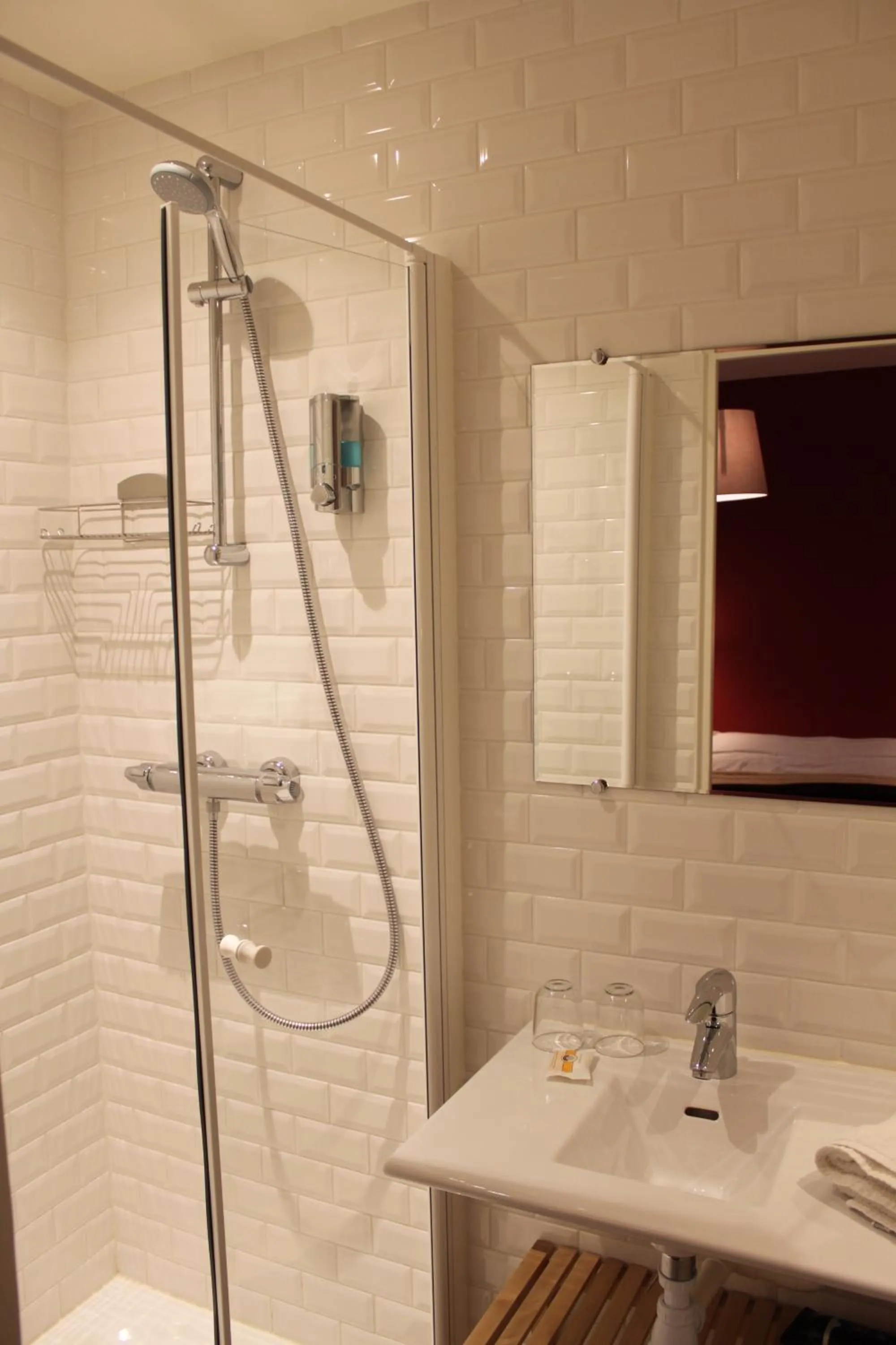 Shower in Les Toits de Paris