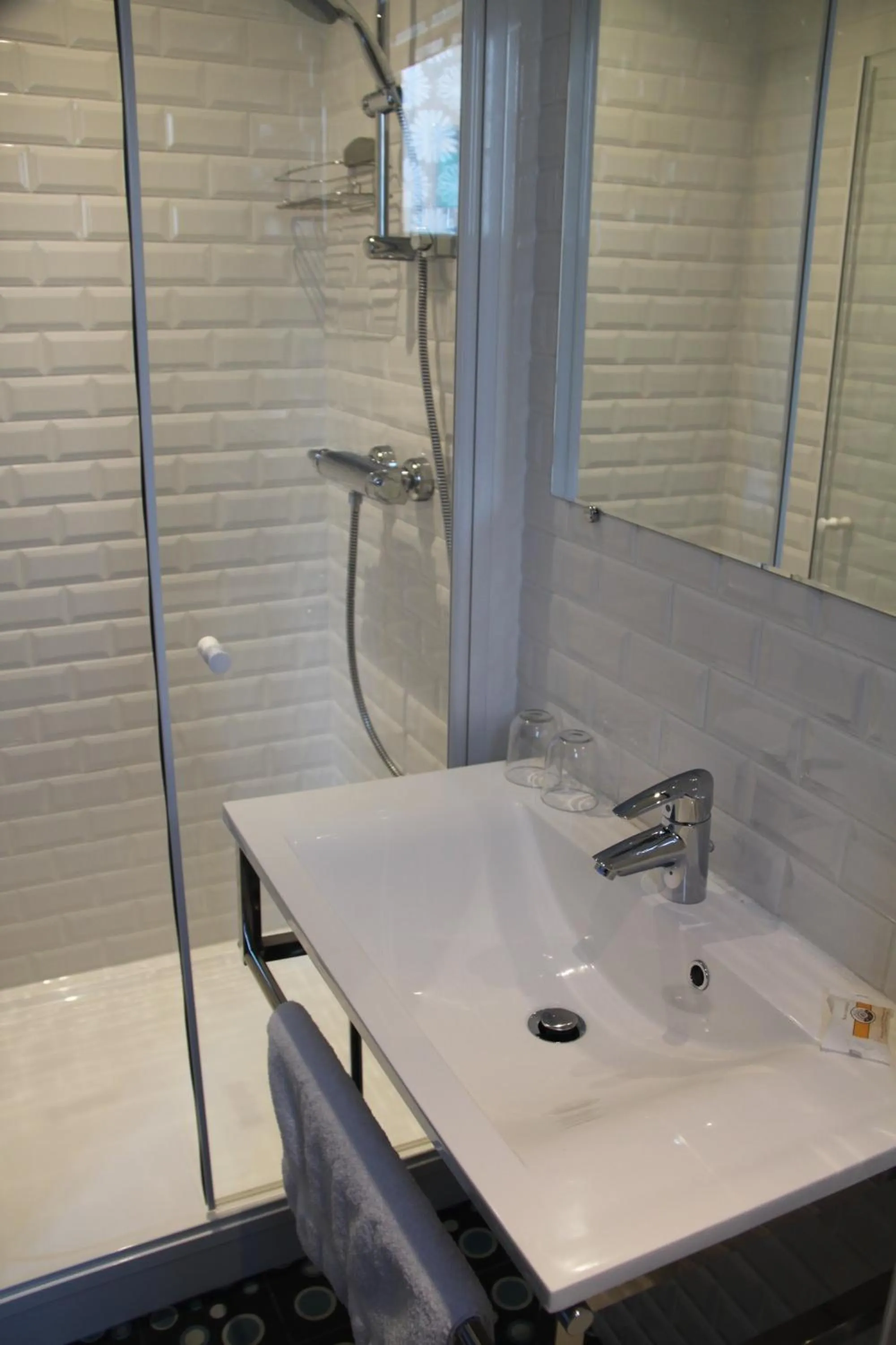 Shower in Les Toits de Paris