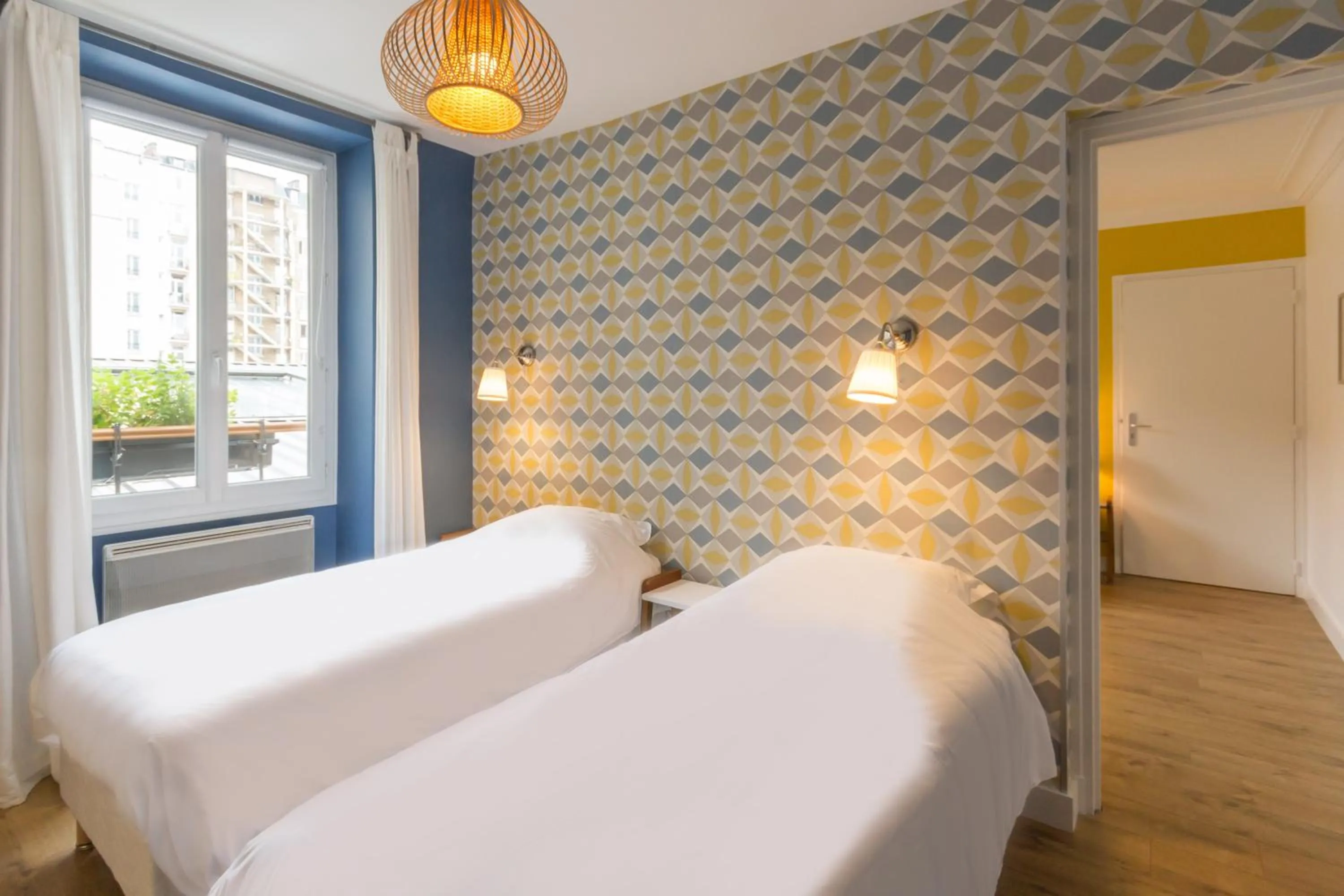 Day, Bed in Les Toits de Paris