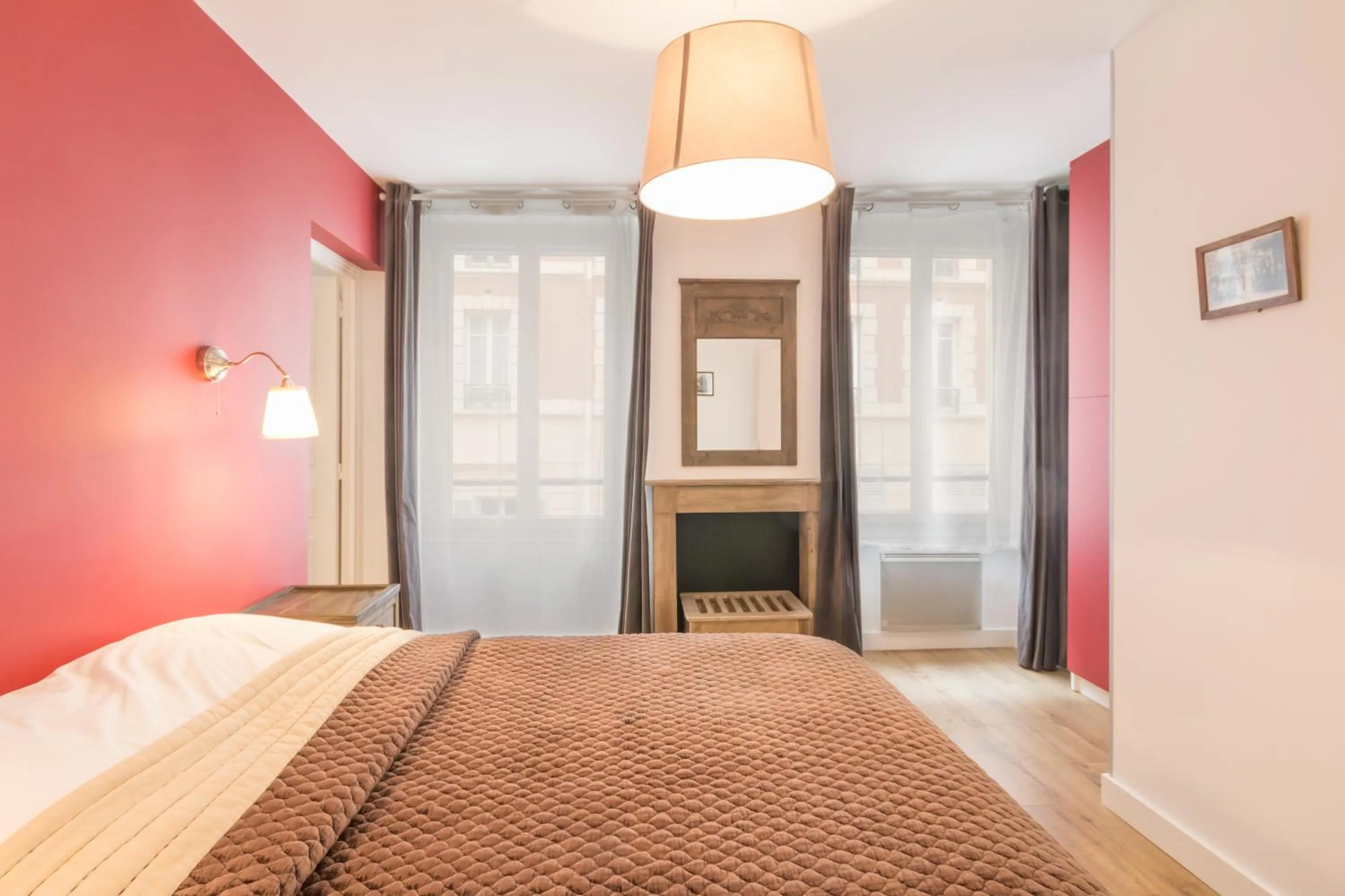 Day, Bed in Les Toits de Paris