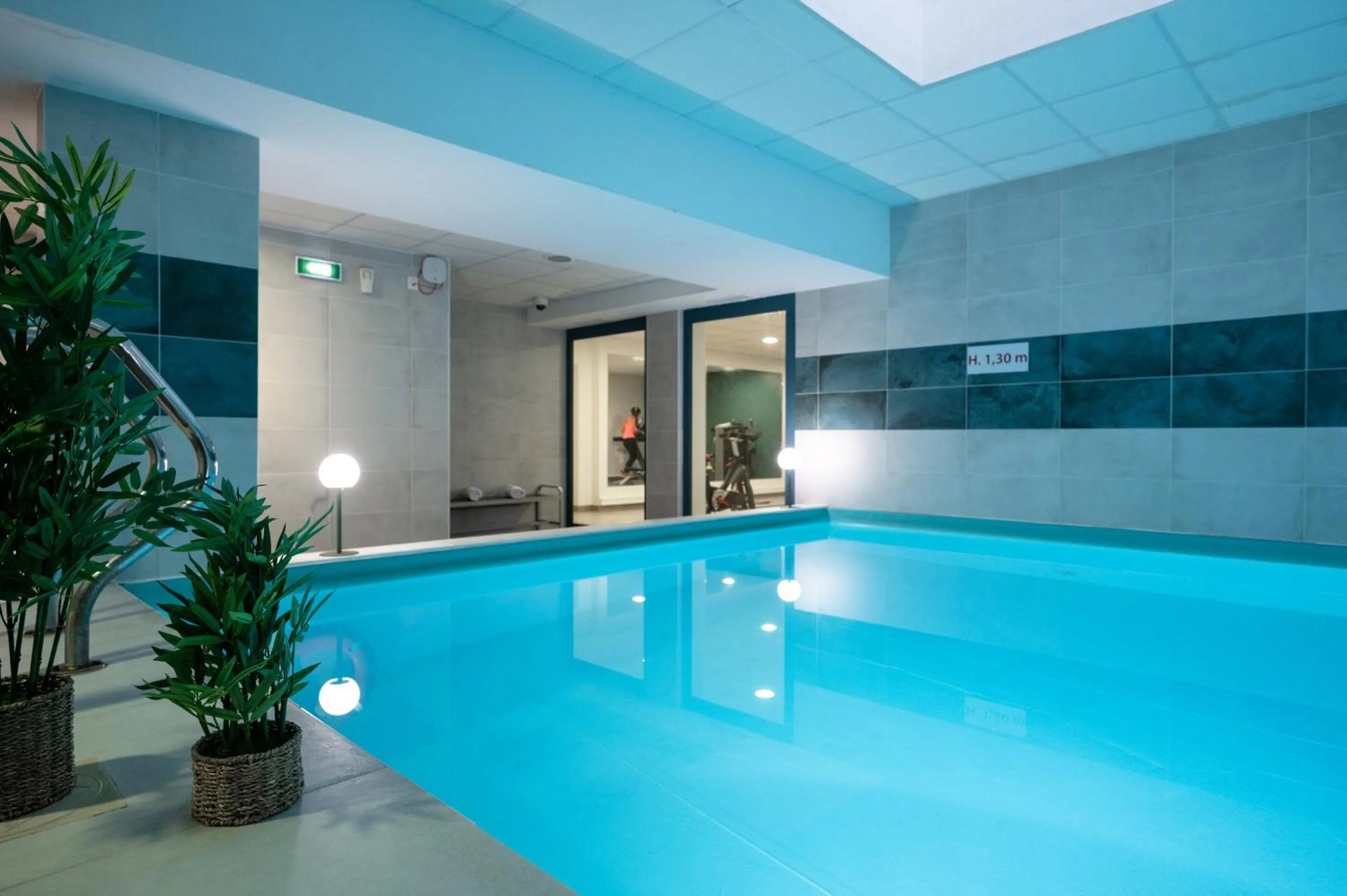 Swimming pool in Nemea Appart Hotel Quai Victor Tours Centre