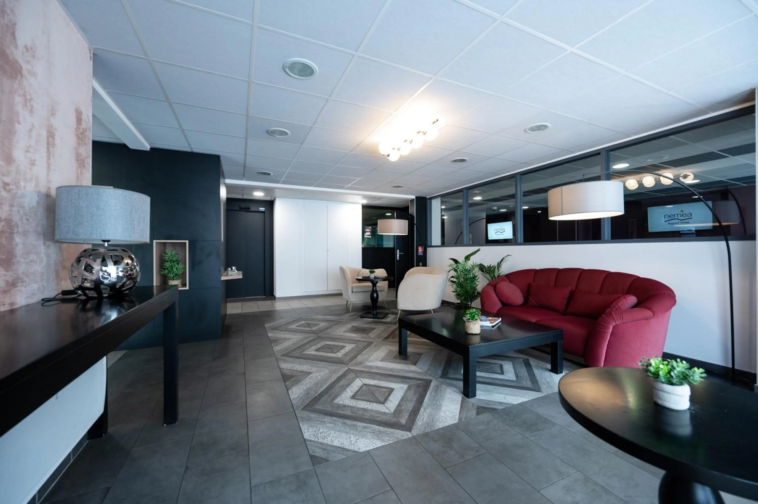 Lobby or reception in Nemea Appart Hotel Quai Victor Tours Centre