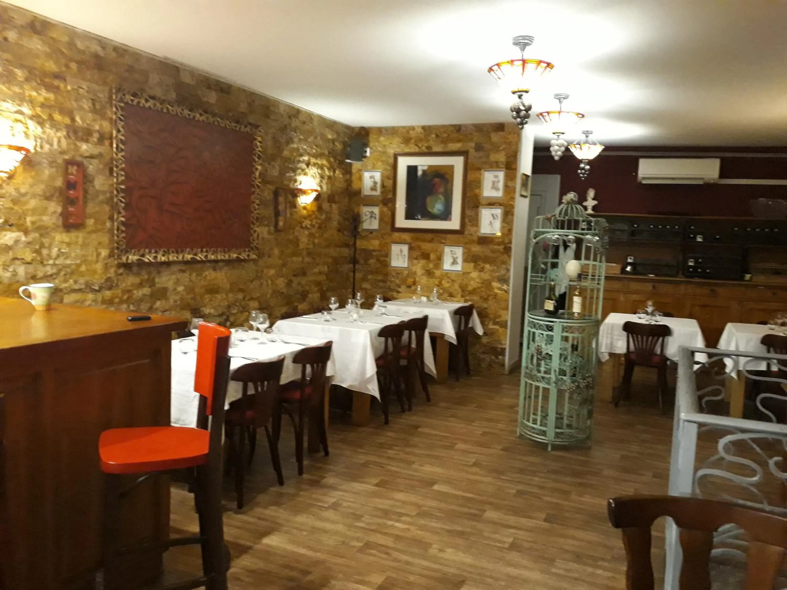 Restaurant/places to eat in Victorian Lodge