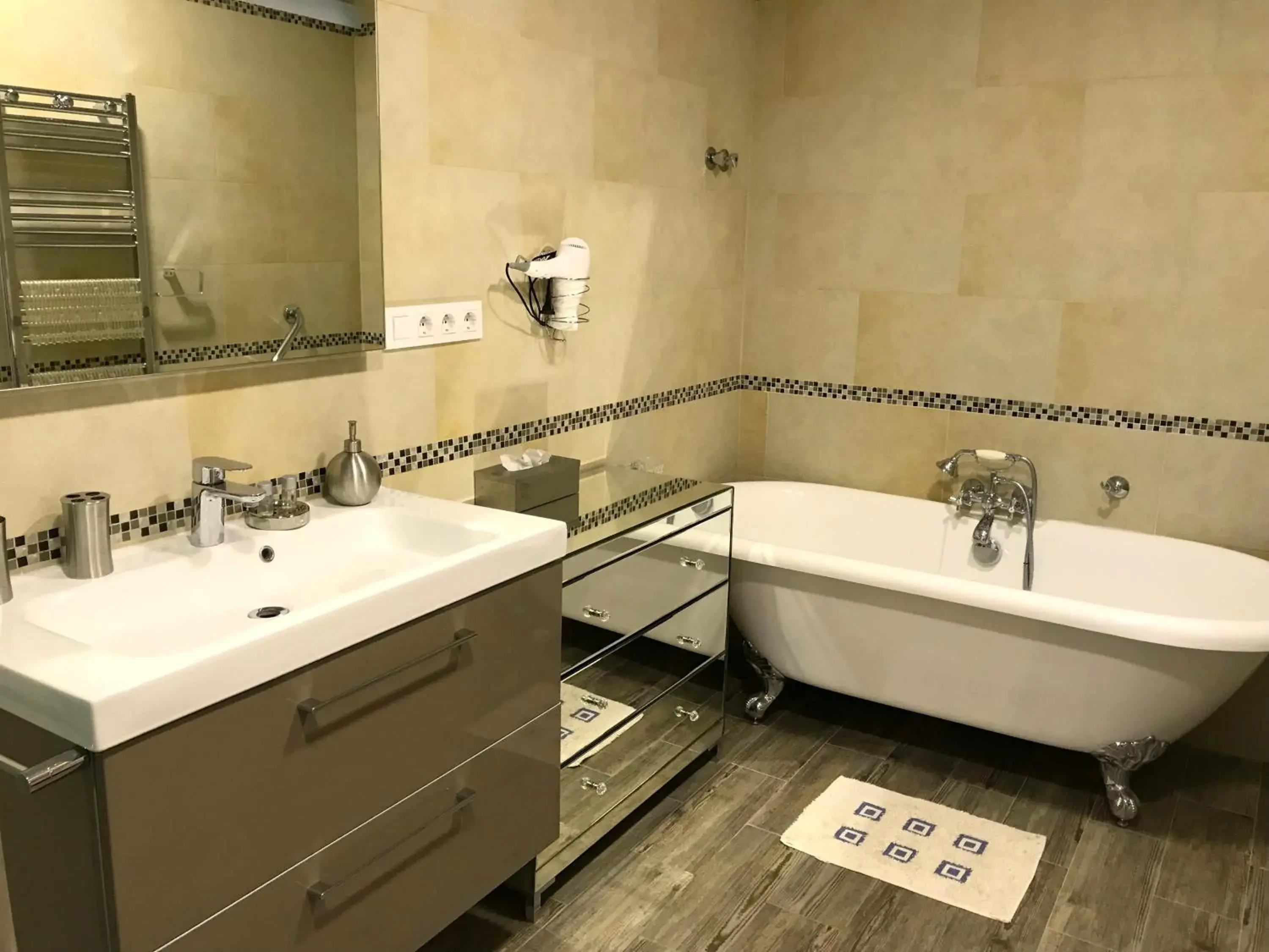 Double Room with Private Bathroom - single occupancy in Victorian Lodge Double Room with Private Bathroom - single occupancy in Victorian Lodge