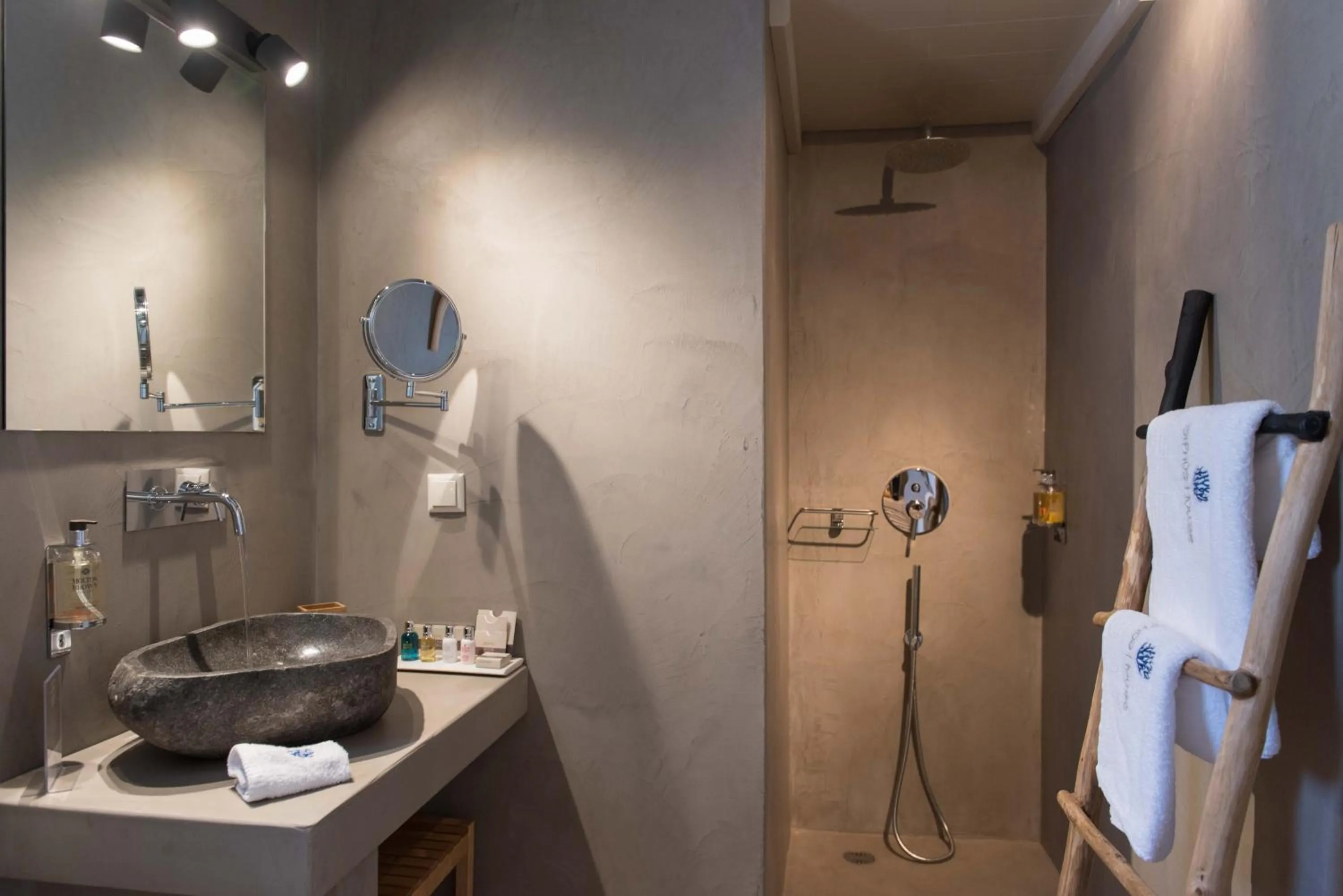 Shower in Sifnos House - Rooms and SPA