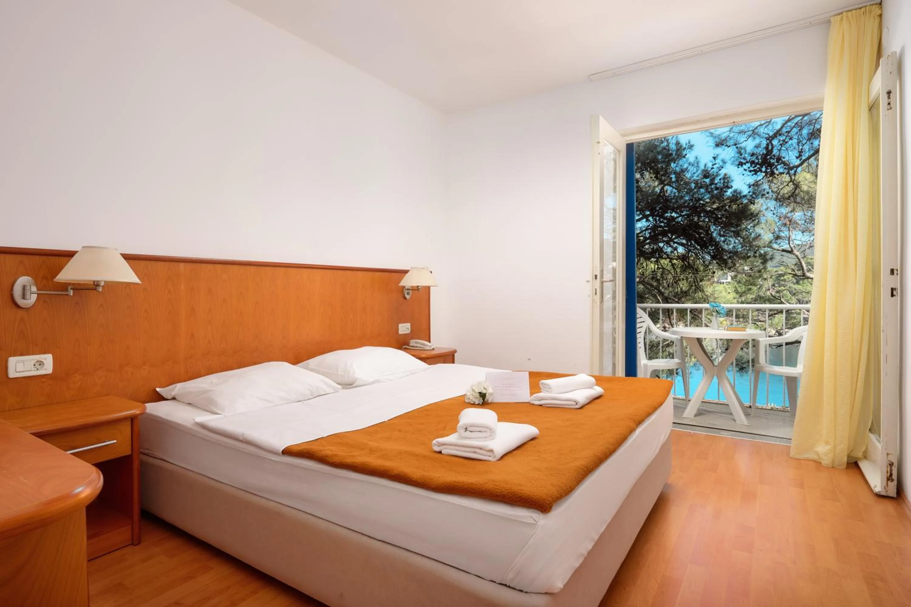 Bedroom, Bed in Fontana Resort